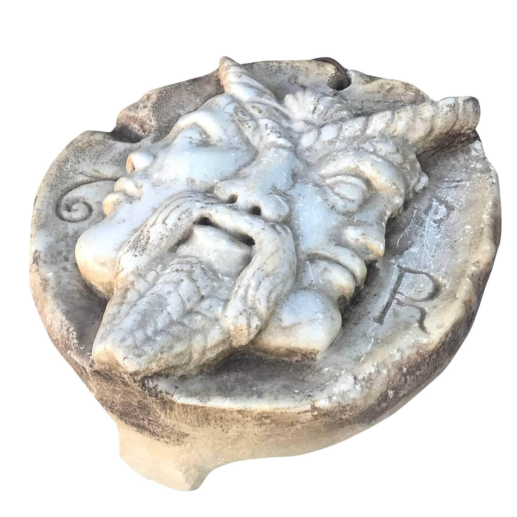 Profilé rond de style étrusque à double face de masques de théâtre se transformant en une troisième face:: sculpté à la main en marbre de Carrare:: Italie:: vers le 17e-18e siècle. Similaire à celle vue au British Museum de Londres.