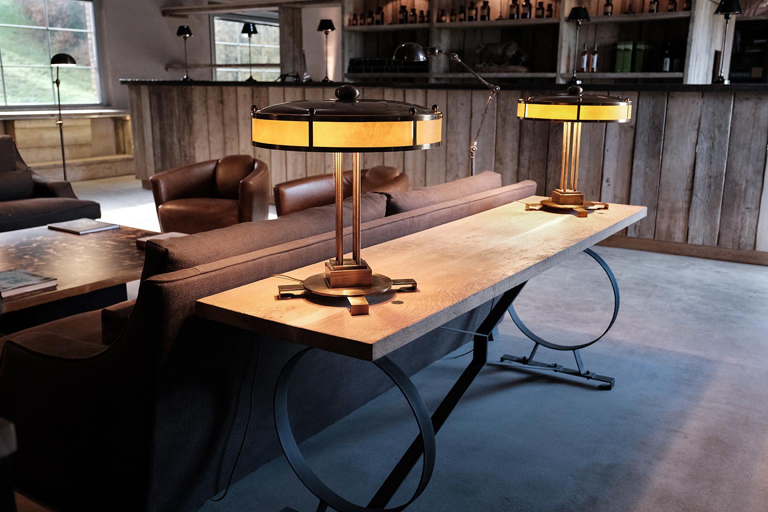 XXIe siècle et contemporain Table de canapé d'usine étrusque en chêne et acier ébénisé en vente