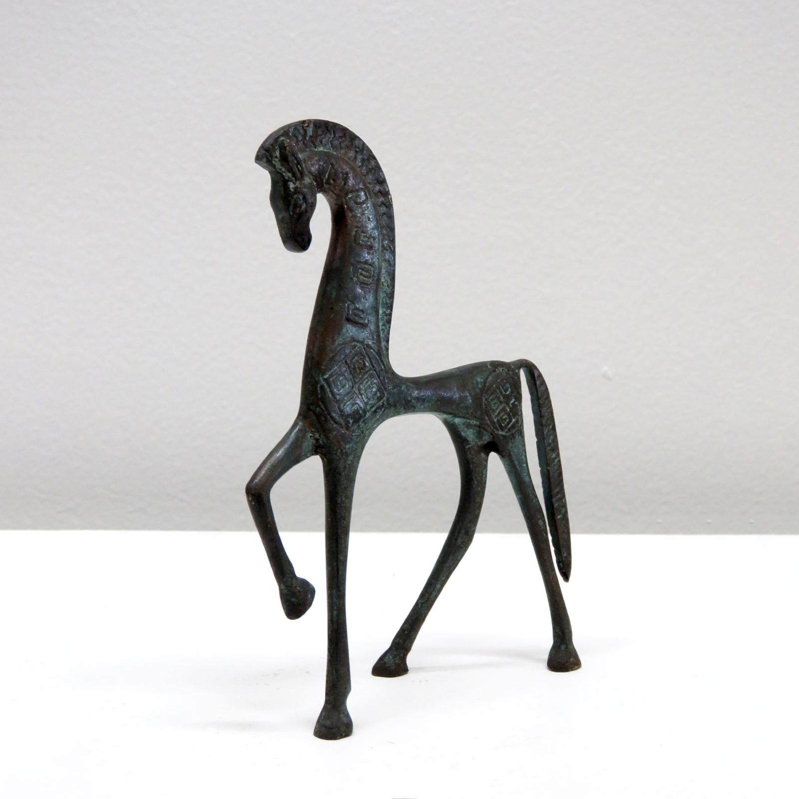 Maravillosa escultura en bronce a pequeña escala de un caballo etrusco al estilo de Frederick Weinberg, hacia la década de 1960. Minimalista y moderno, con impresionantes grabados detallados a lo largo del cuerpo del caballo.