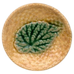 Mantequera etrusca de mayólica con hojas de begonia, hacia 1890