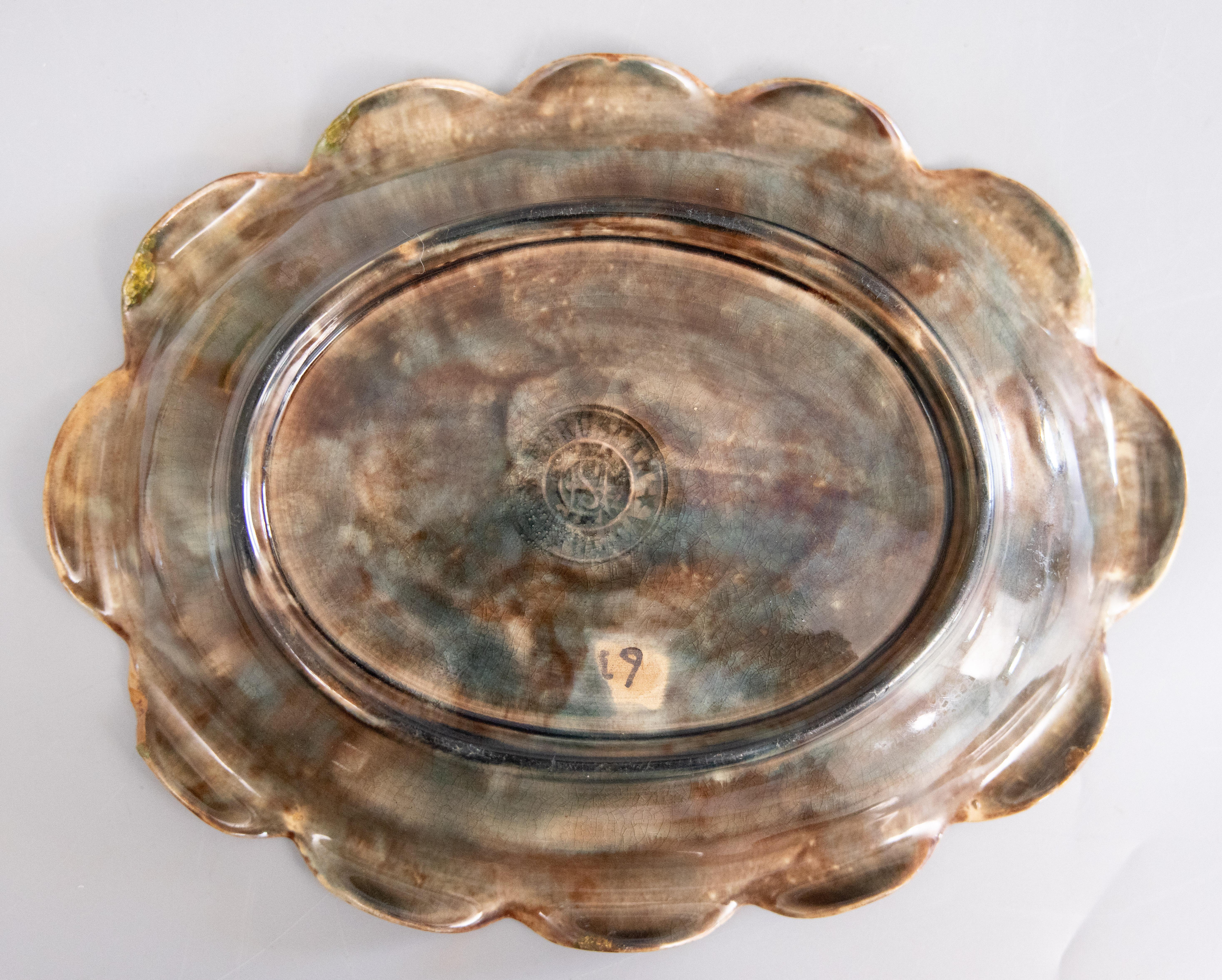 Piatto da portata etrusco in maiolica Greene & Greene su cestello smerlato, 1880 ca. in vendita 3