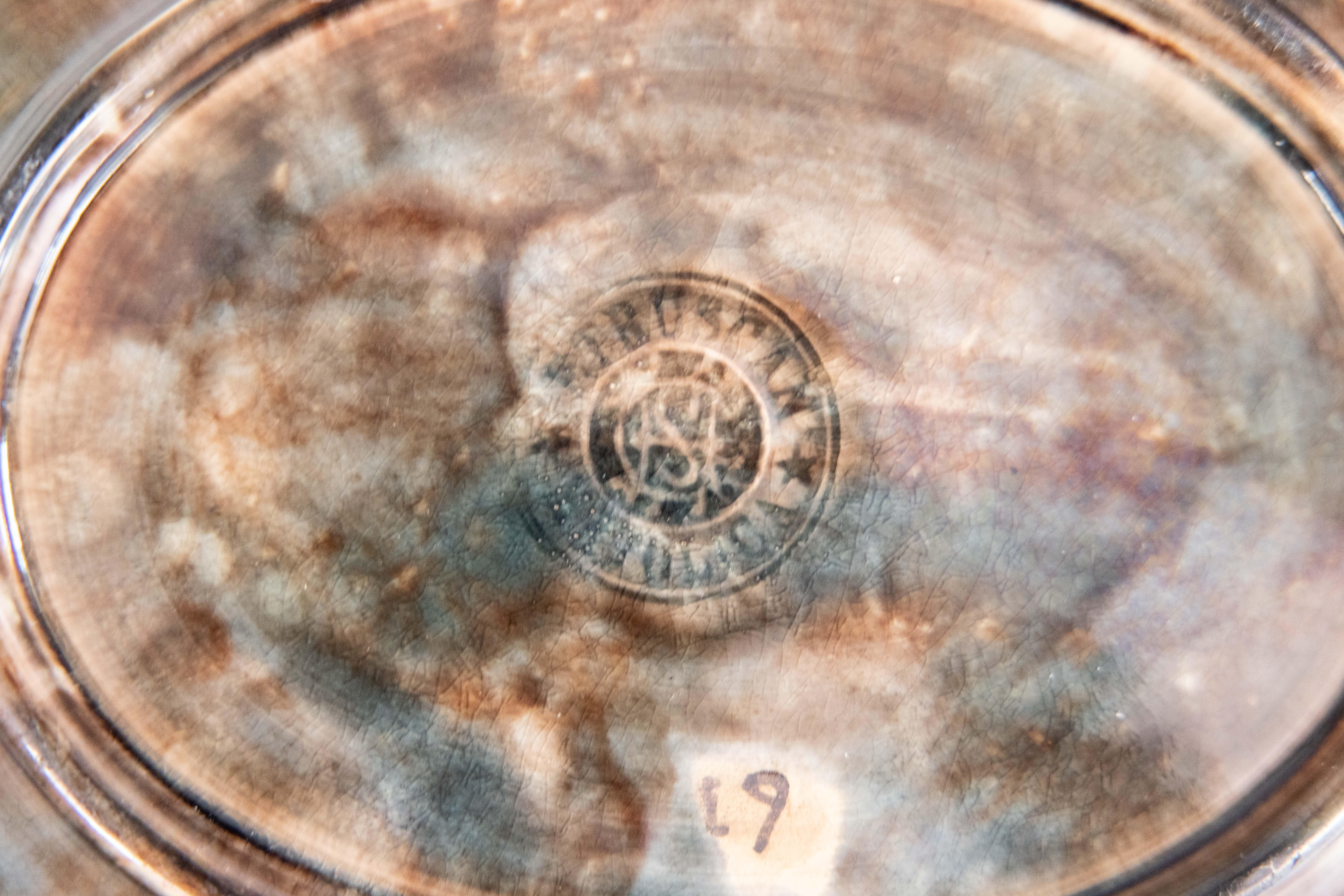 Piatto da portata etrusco in maiolica Greene & Greene su cestello smerlato, 1880 ca. in vendita 4