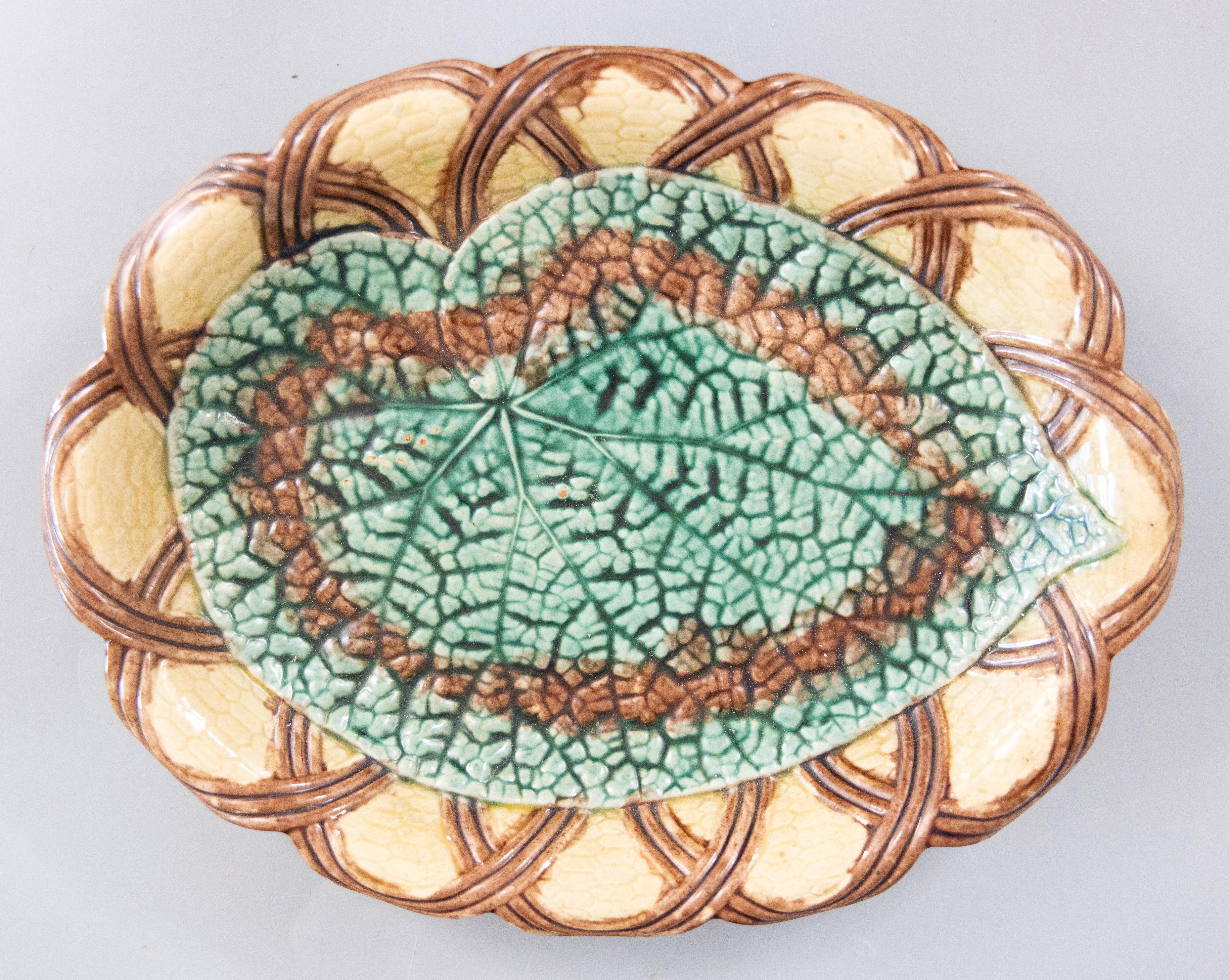 Piatto da portata etrusco in maiolica Greene & Greene su cestello smerlato, 1880 ca. in vendita 5