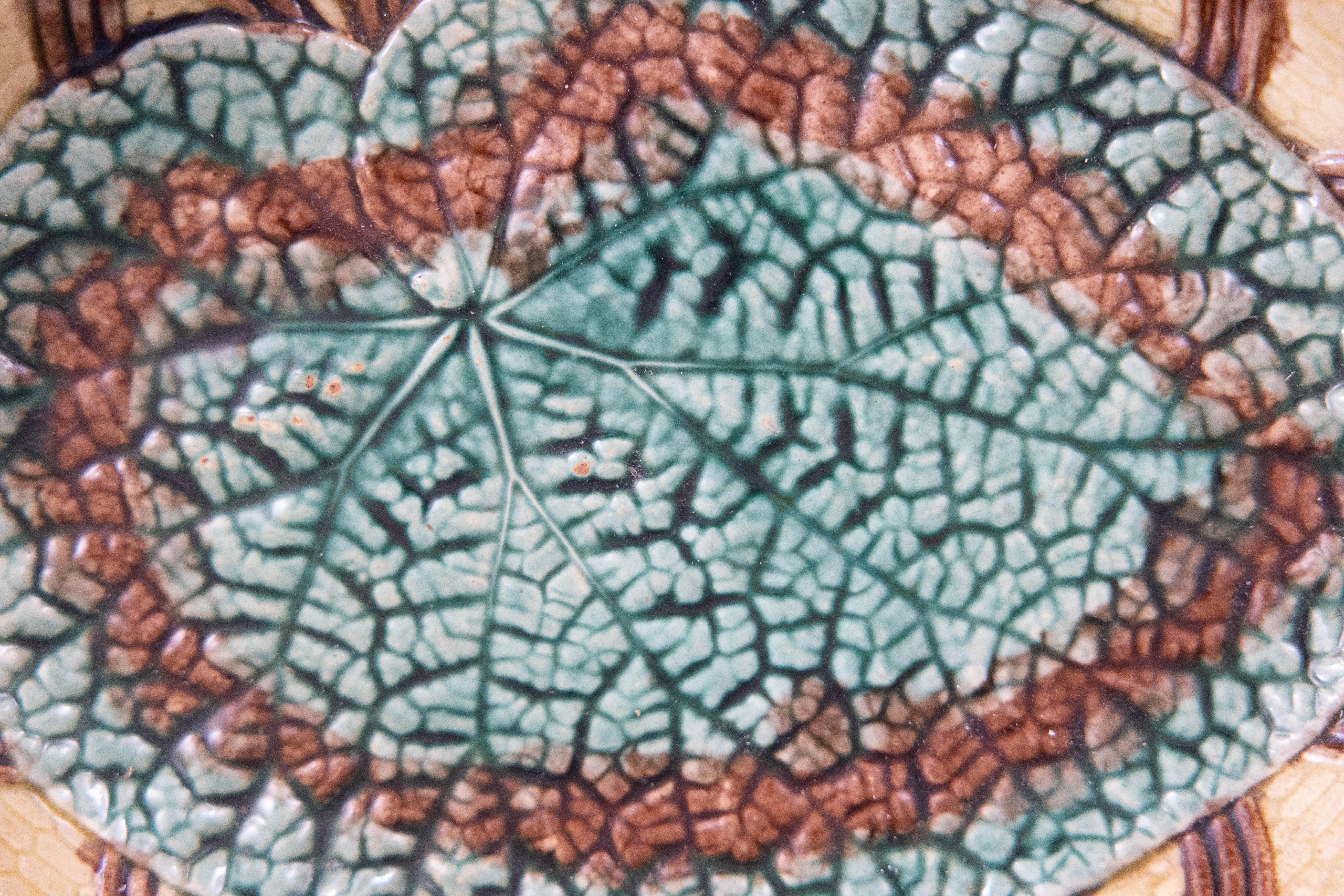Americano Piatto da portata etrusco in maiolica Greene & Greene su cestello smerlato, 1880 ca. in vendita