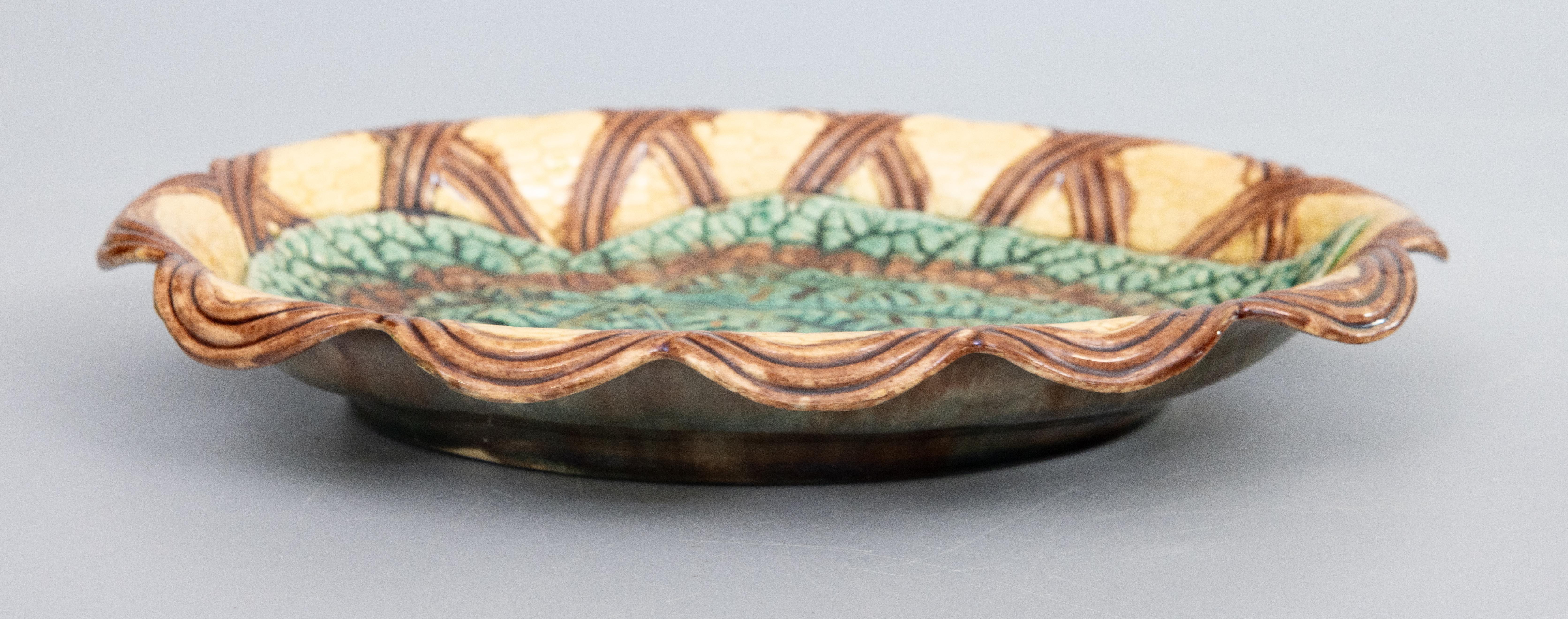 Dipinto a mano Piatto da portata etrusco in maiolica Greene & Greene su cestello smerlato, 1880 ca. in vendita