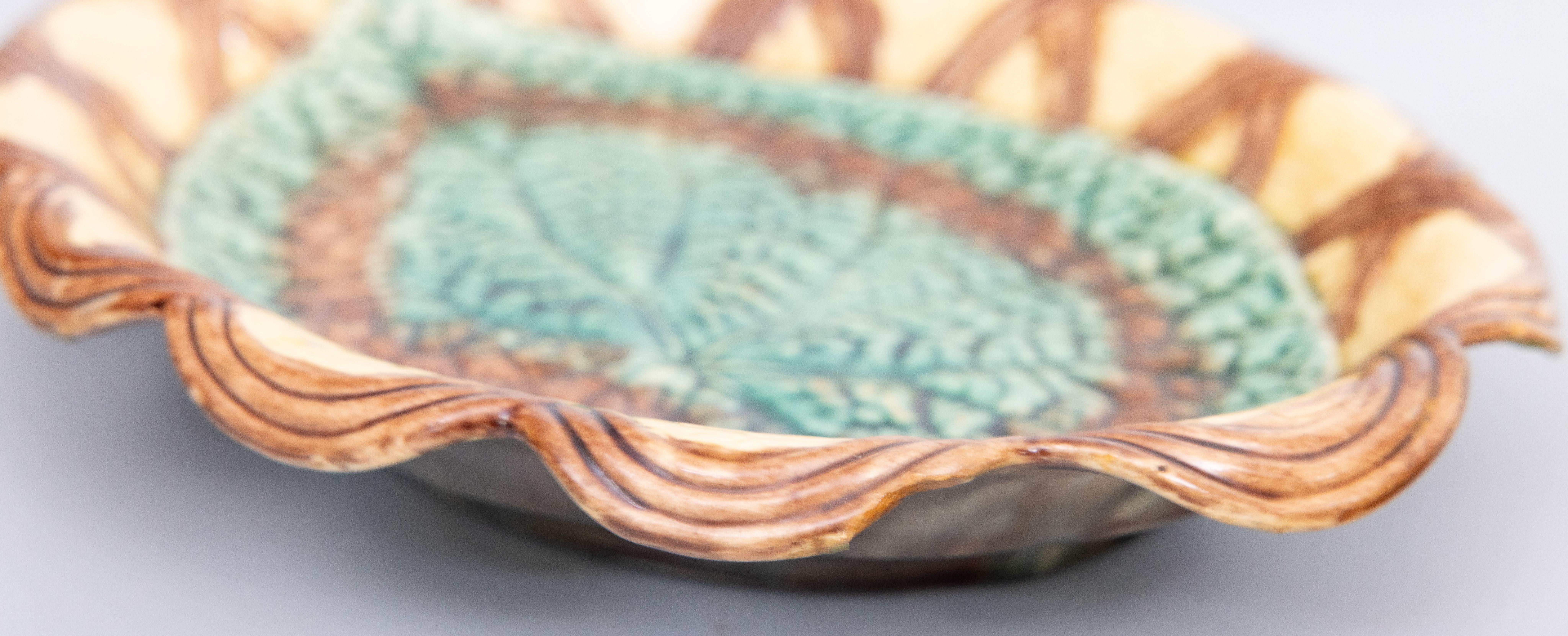 Piatto da portata etrusco in maiolica Greene & Greene su cestello smerlato, 1880 ca. In condizioni buone in vendita a Pearland, TX