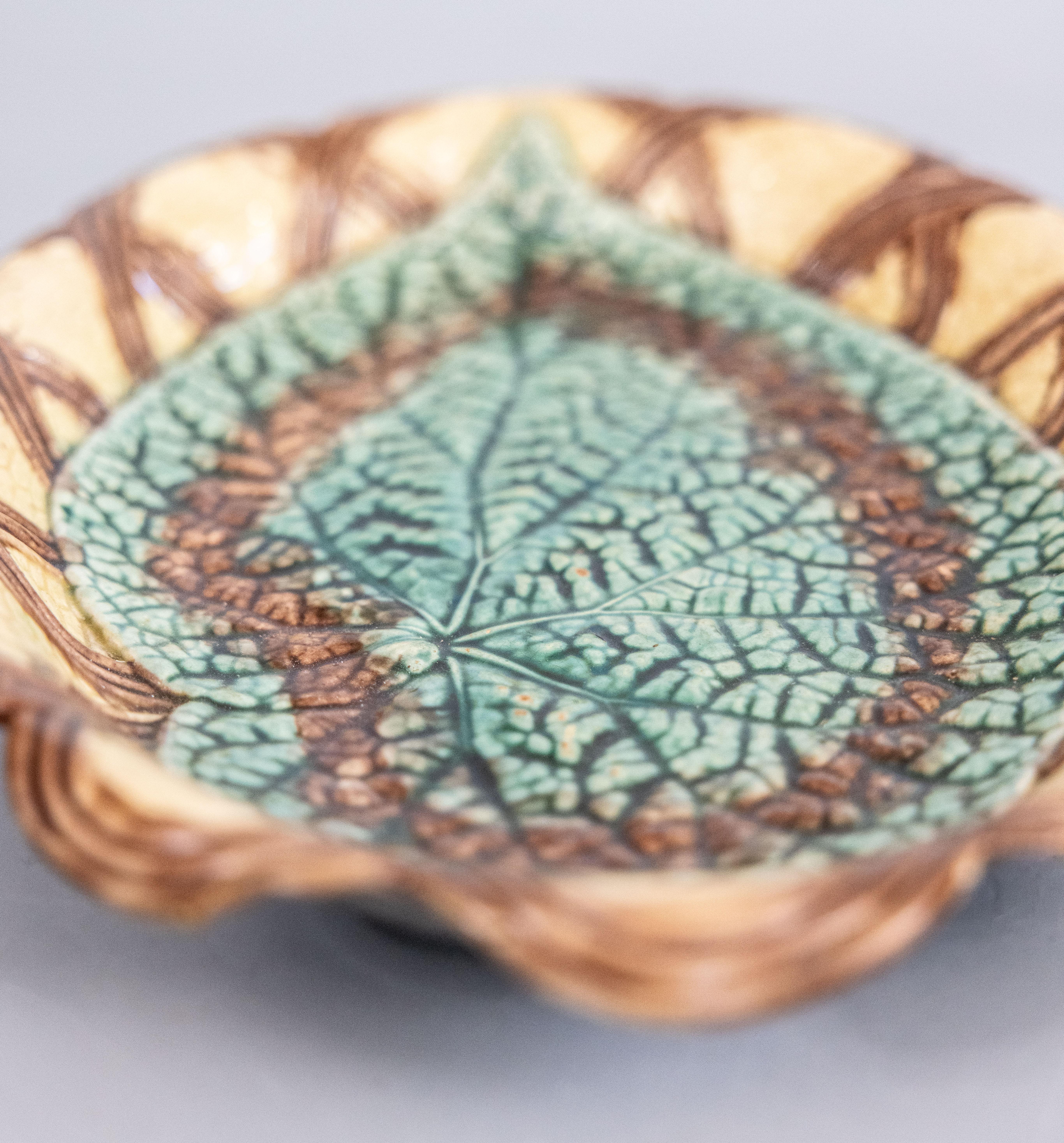 Majolica Piatto da portata etrusco in maiolica Greene & Greene su cestello smerlato, 1880 ca. in vendita
