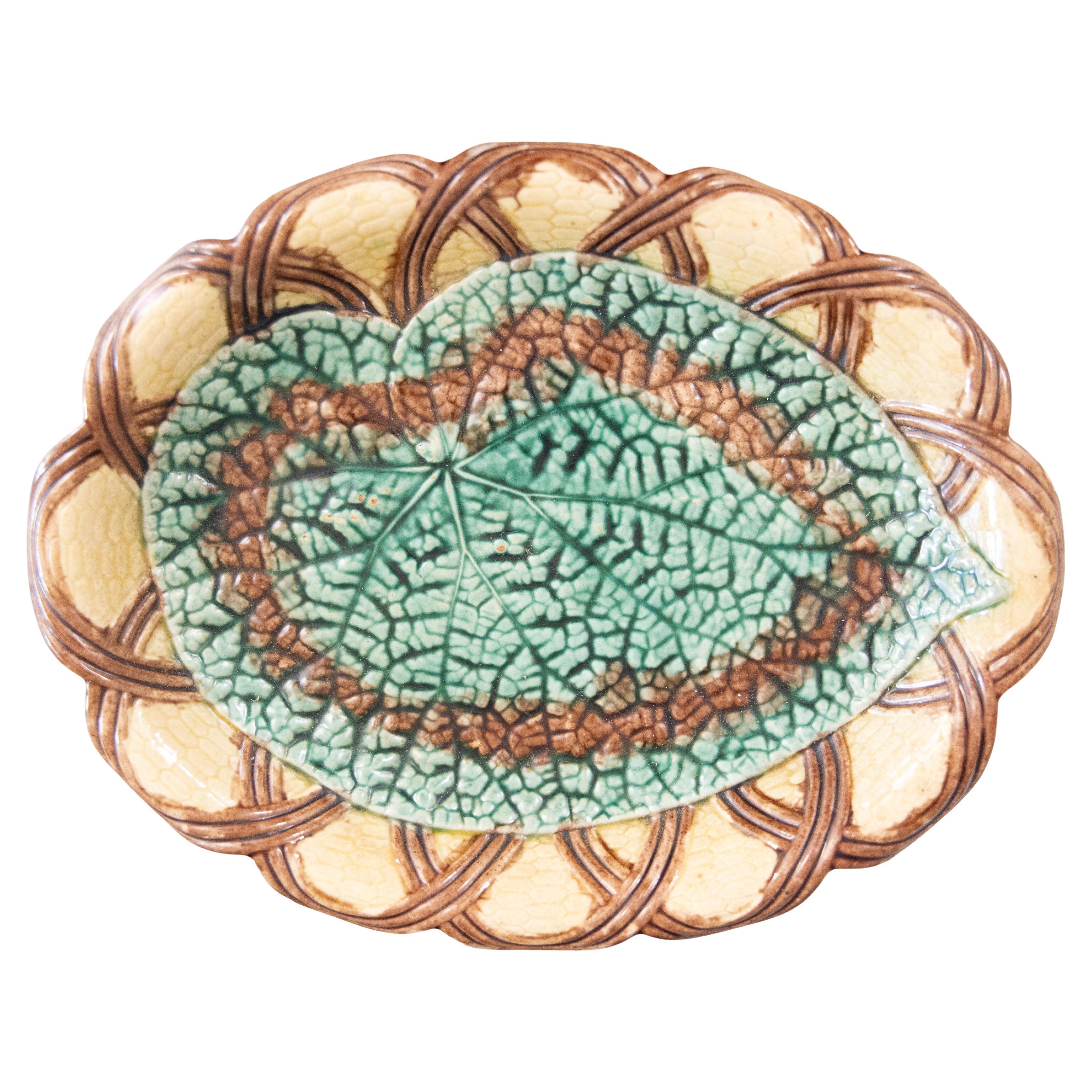 Piatto da portata etrusco in maiolica Greene & Greene su cestello smerlato, 1880 ca. in vendita