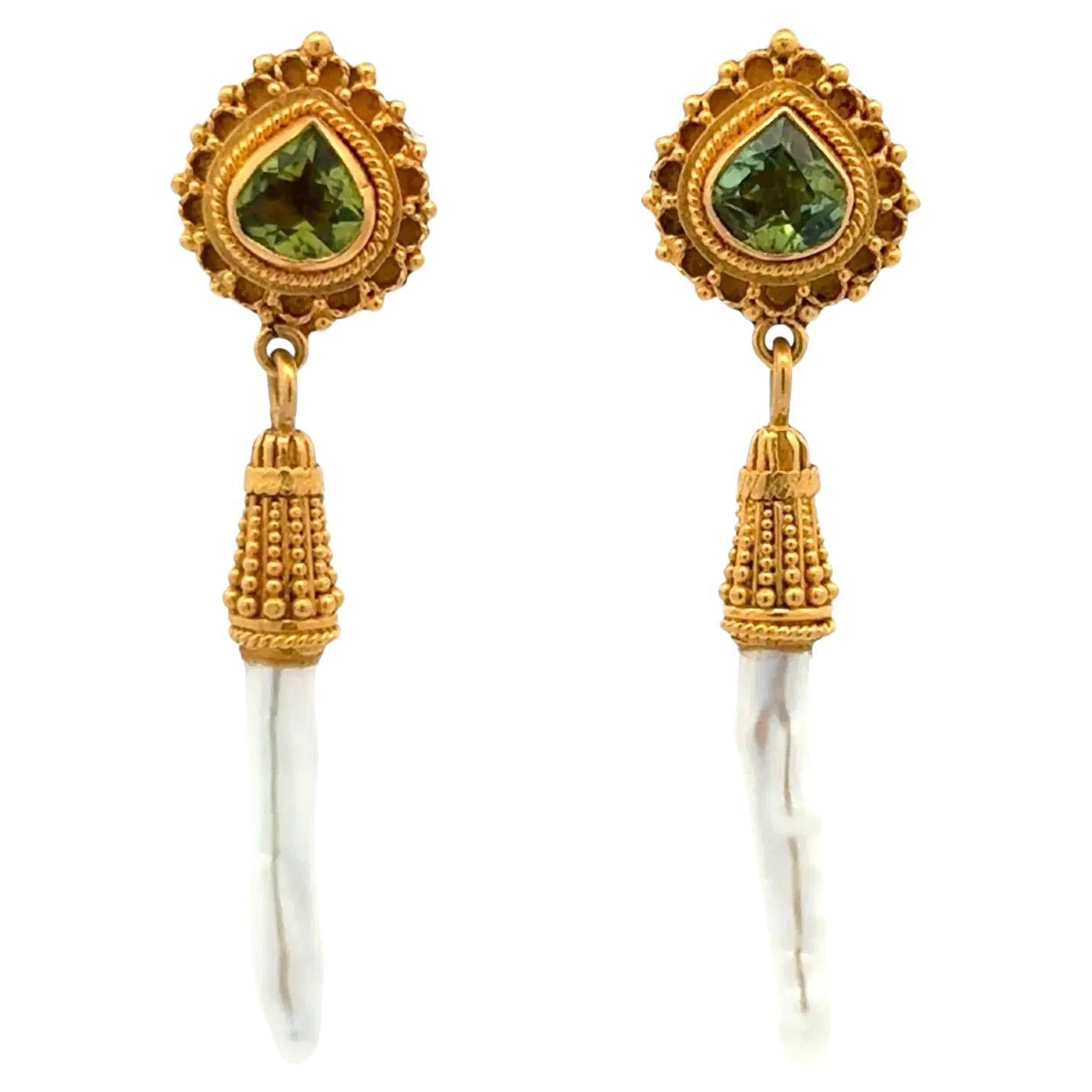 Orecchini etruschi d
oro a goccia con perle Biwa e peridoto