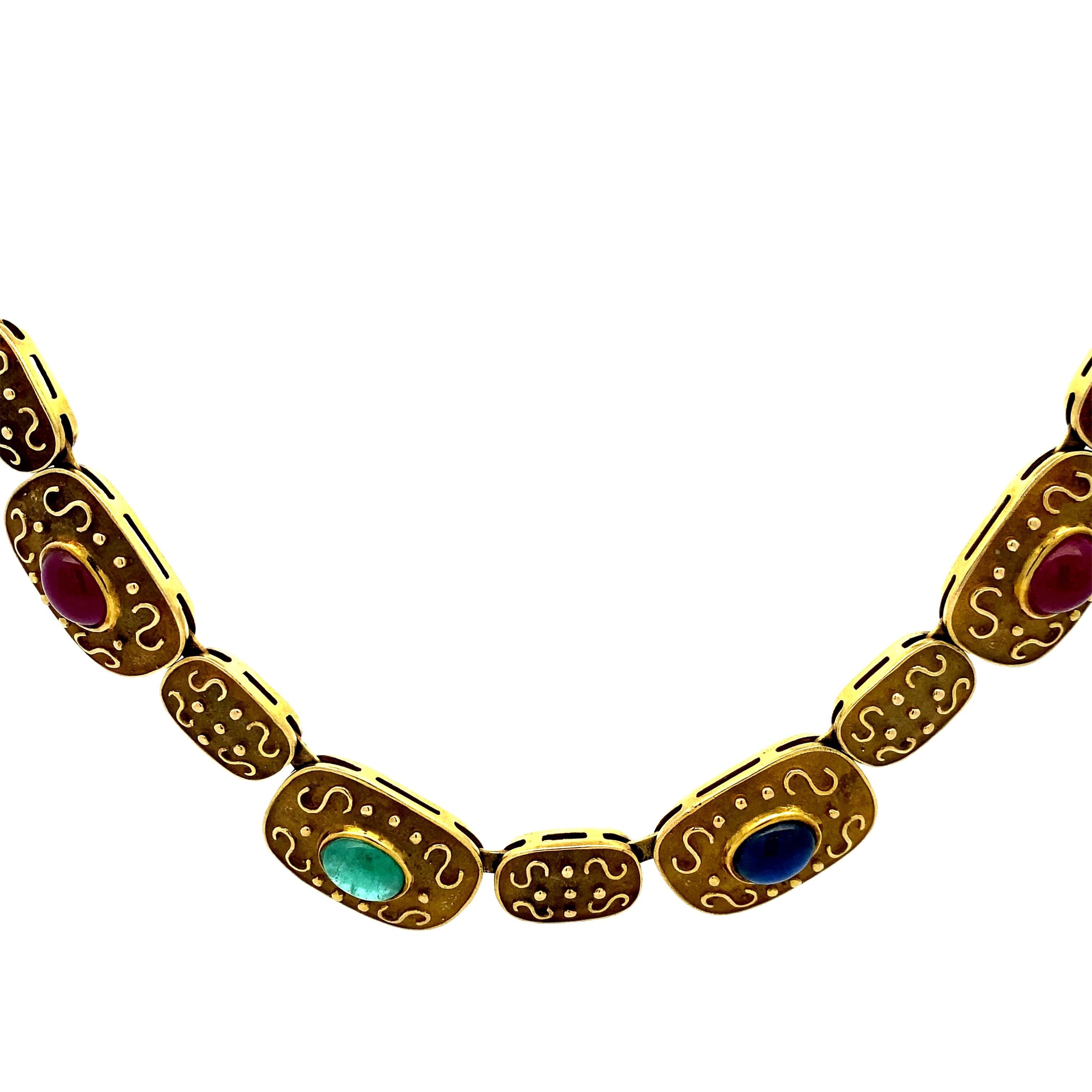 Scopri l'affascinante bellezza di questa collana Etruscan Revival in oro 14kt, una vera e propria testimonianza dell'eleganza e dell'arte del design vintage. Questo squisito pezzo presenta una straordinaria serie di gemme, incastonate ad arte per