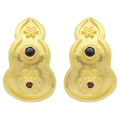 Ohrclips der etruskischen Wiedergeburt, 18 Karat Gold, Rubin & Saphir