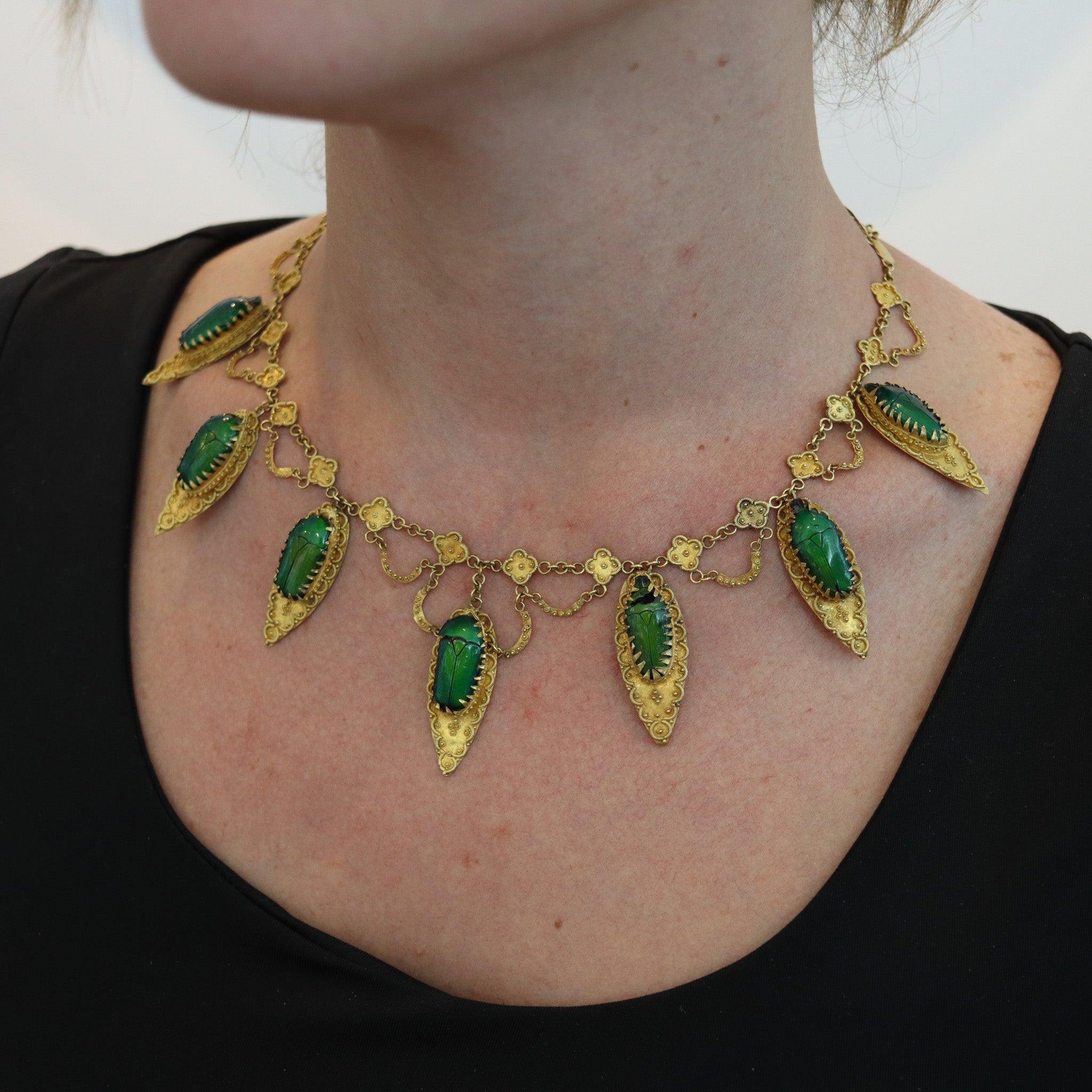 Collier à festons de scarabées de style égypto-étrusque

Il s'agit d'un magnifique collier à pendentifs en forme de festons, créé en Angleterre à l'époque victorienne, dans les années 1870. Ce fabuleux collier a été soigneusement réalisé dans le