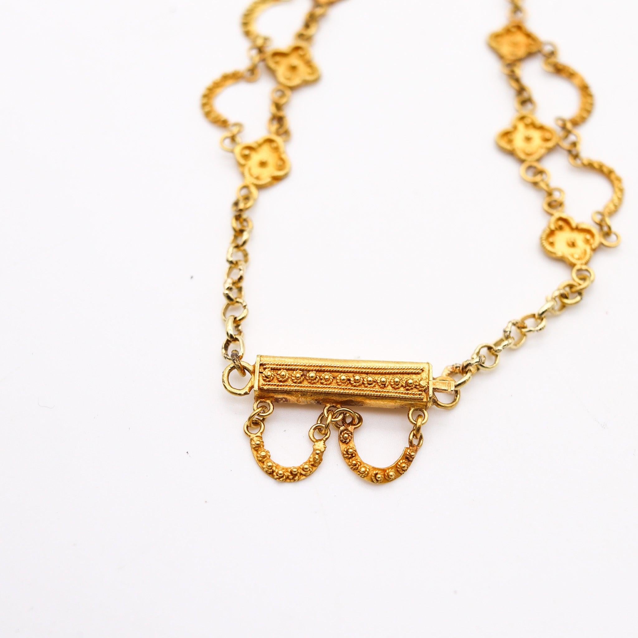 Collier feston victorien étrusque de 1870 en or 19 carats en vente 4