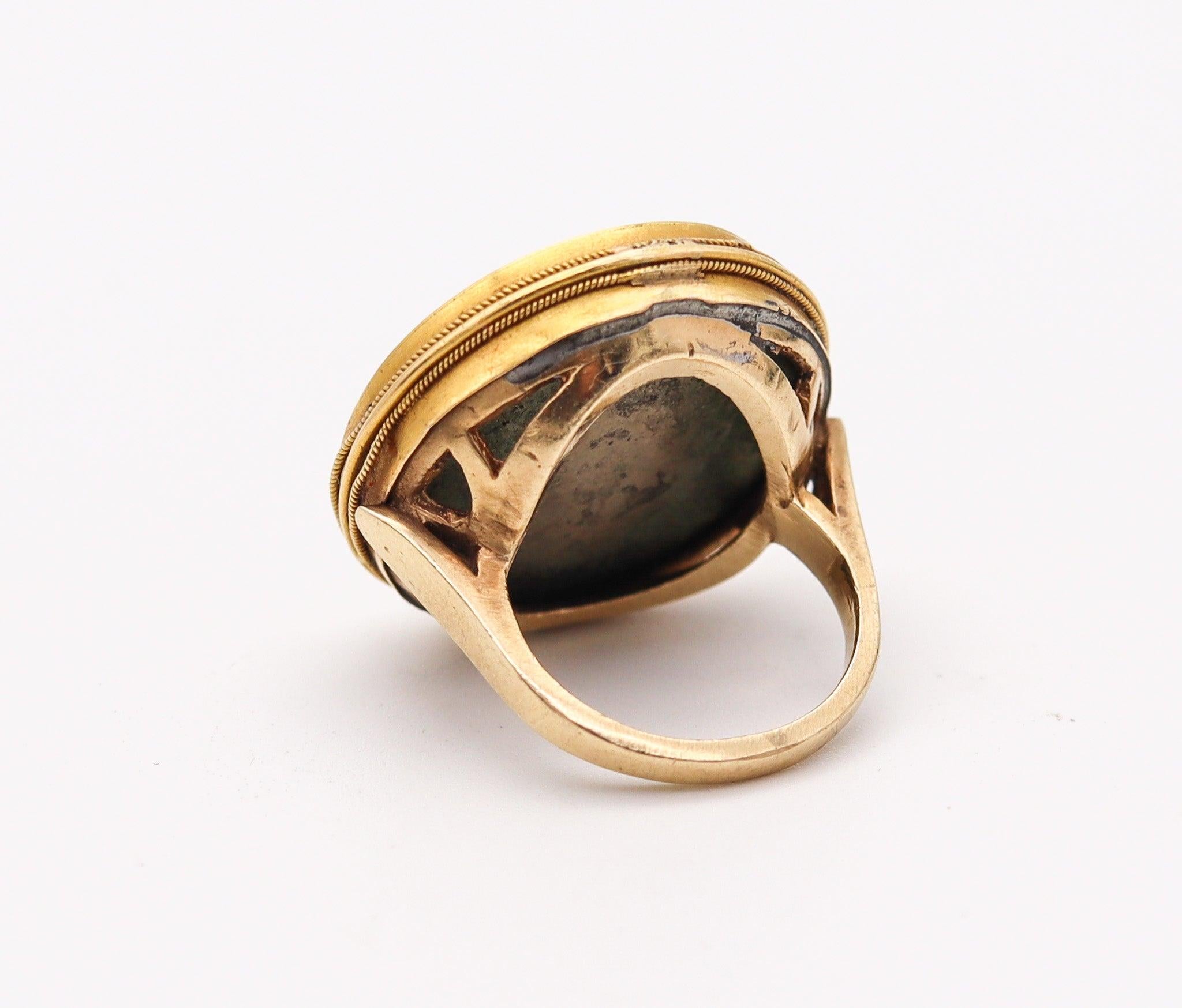 ETRUSCAN REVIVAL 1880 Victorian Scarab Micro Mosaic Ring In 18Kt Yellow Gold In Good Condition For Sale In Miami, FL