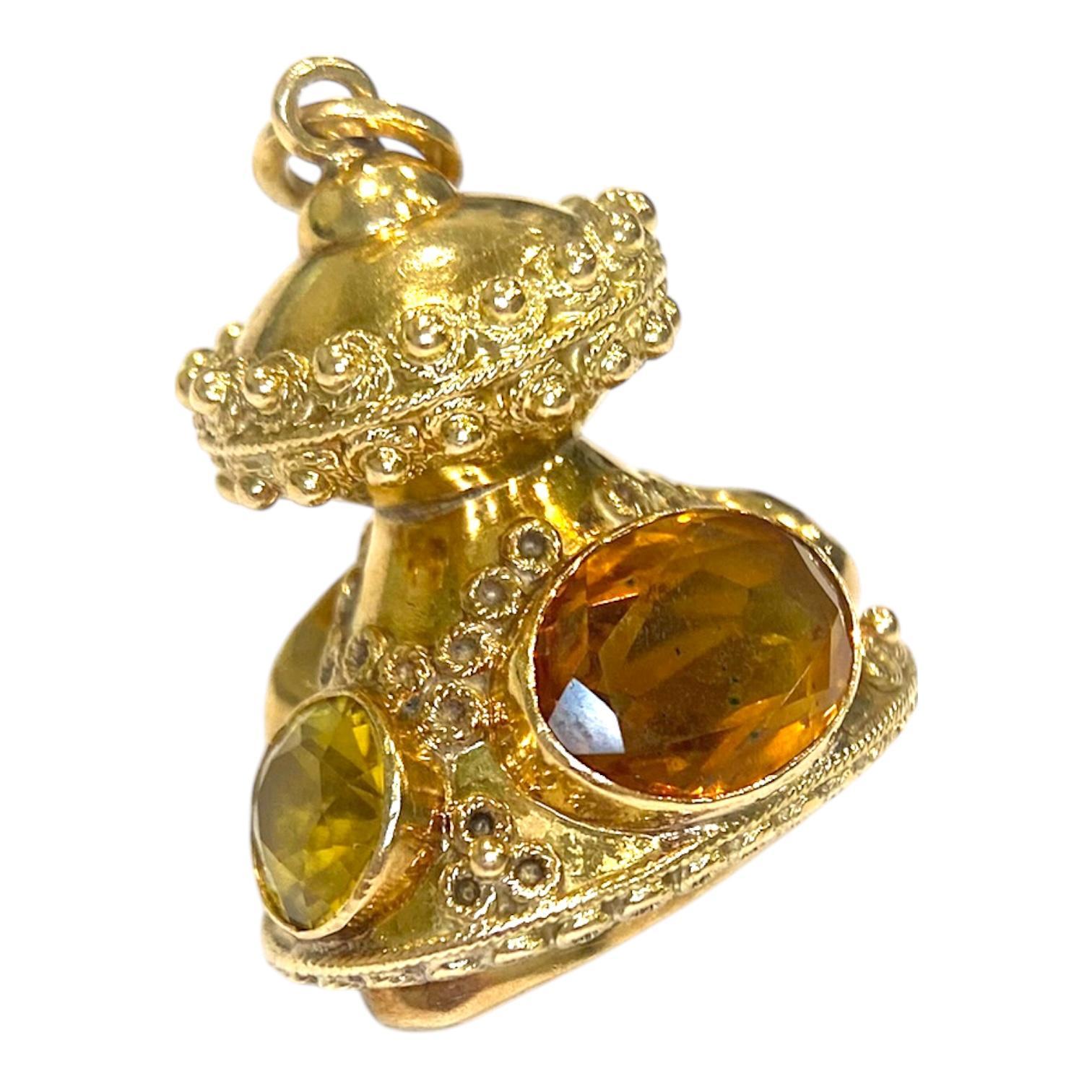 Réalisé en or jaune 18 carats, ce pendentif à breloques de style néo-étrusque présente un design saisissant orné de pierres de citrine ovales et rondes dans des teintes jaunes et orangées éclatantes. Des détails complexes rehaussent son aspect