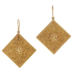 Etruscan Revival 18kt Gold pair of hook earrings with rhomb-shaped plaques