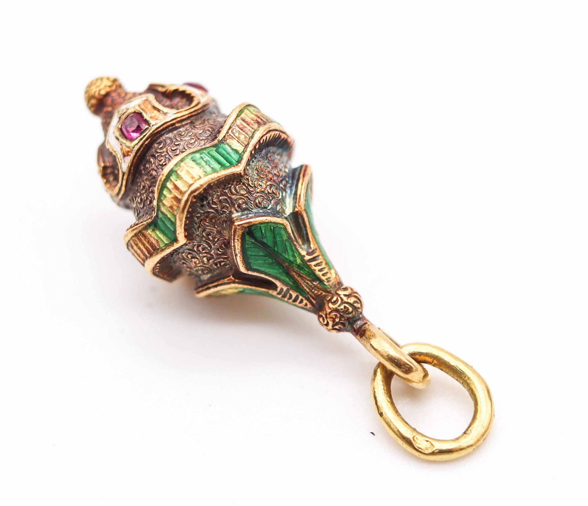 ETRUSCAN REVIVAL 1900 Breloque pendentif en or 18Kt émaillé français avec rubis Excellent état - En vente à Miami, FL