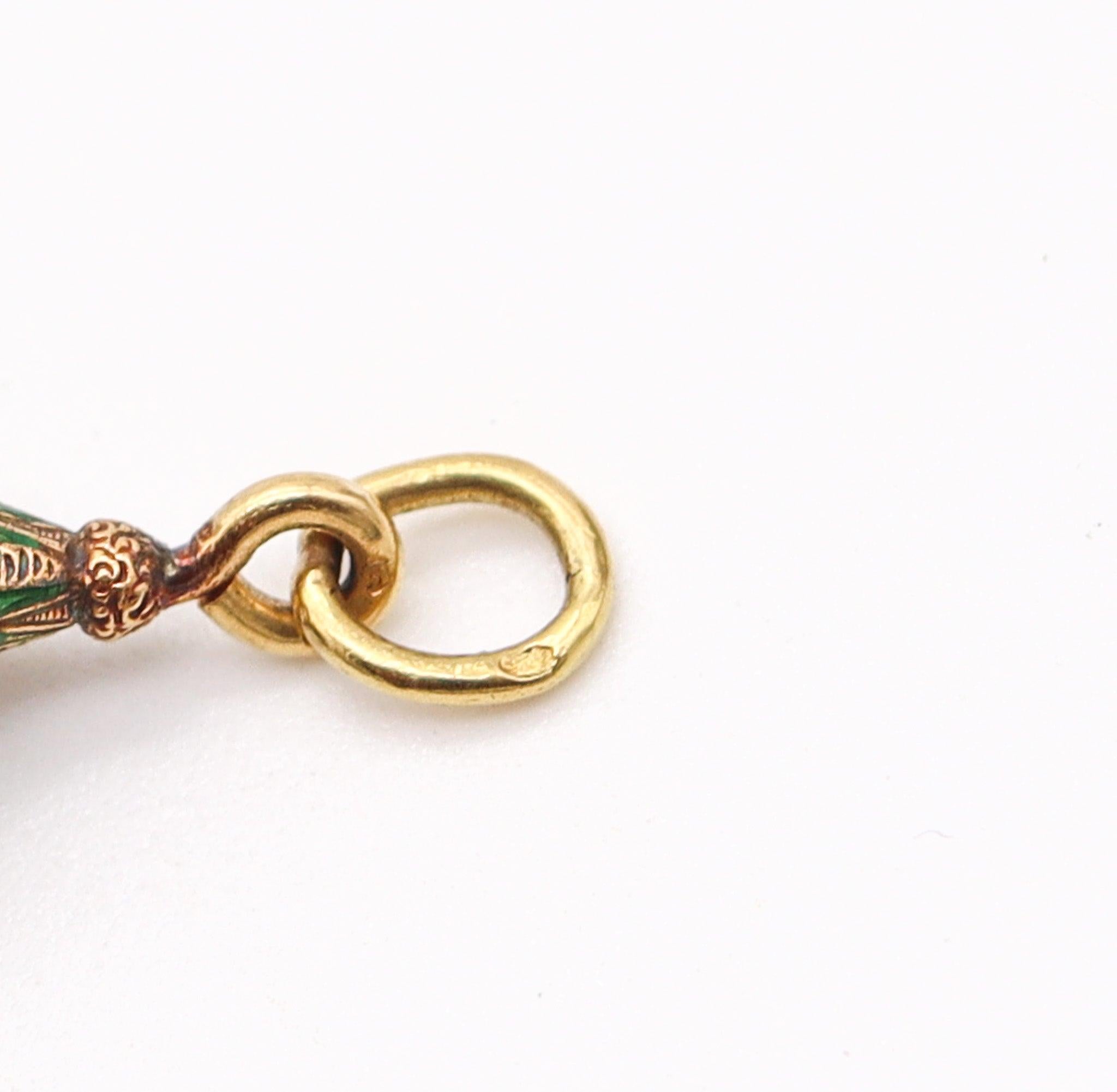 ETRUSCAN REVIVAL 1900 Breloque pendentif en or 18Kt émaillé français avec rubis Pour femmes en vente