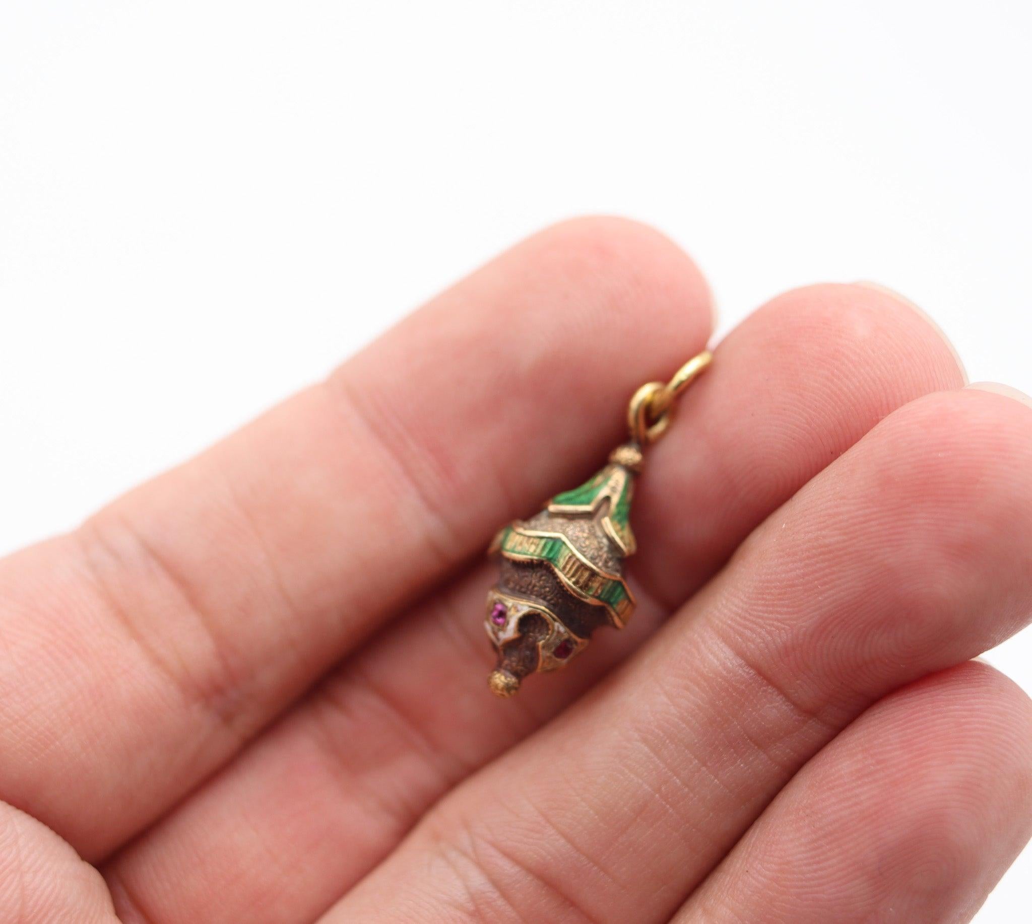 ETRUSCAN REVIVAL 1900 Breloque pendentif en or 18Kt émaillé français avec rubis en vente 1