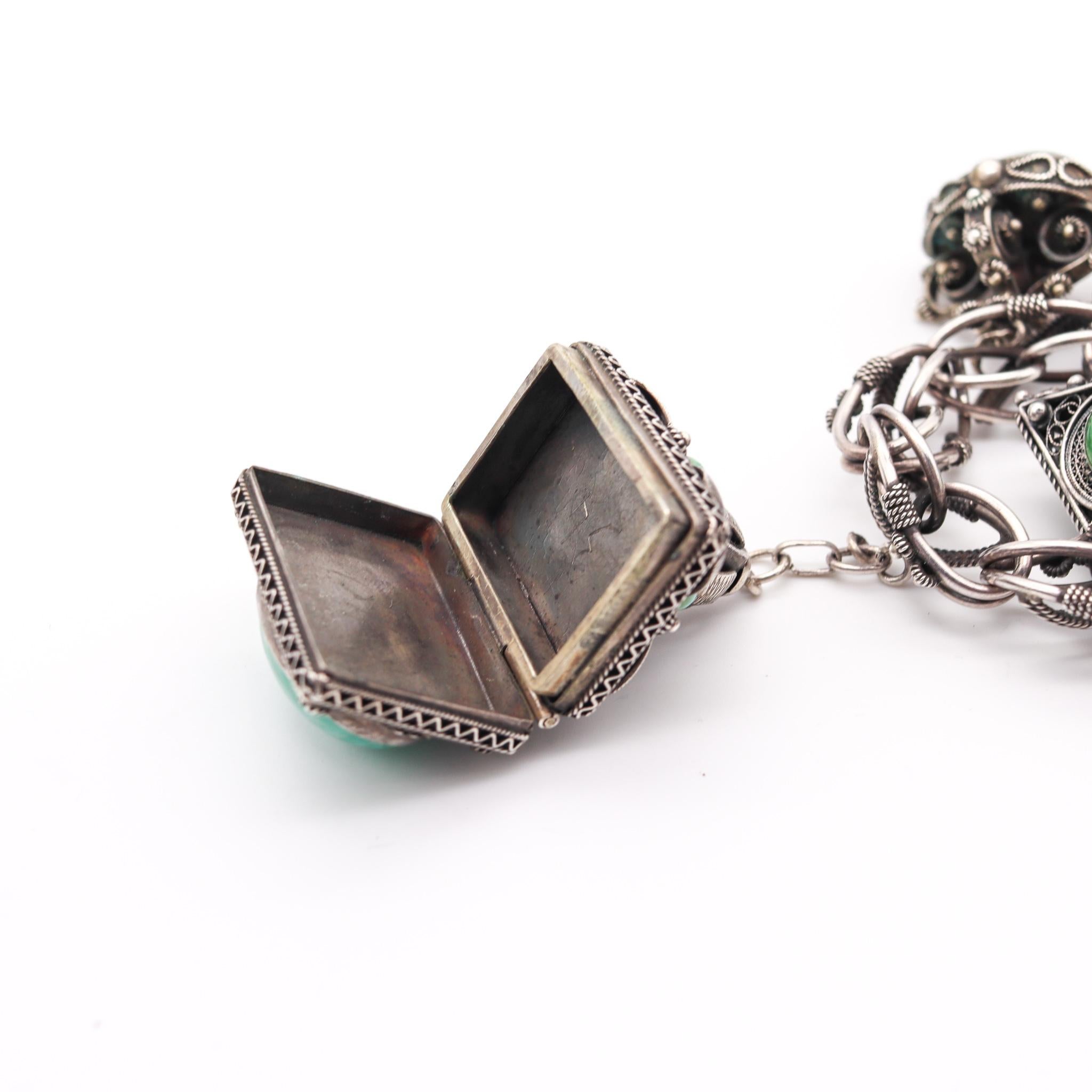 Néo-étrusque Bracelet à breloques gitannes italiennes de style néo-étrusque 1930 en argent 800 avec pierres précieuses en vente