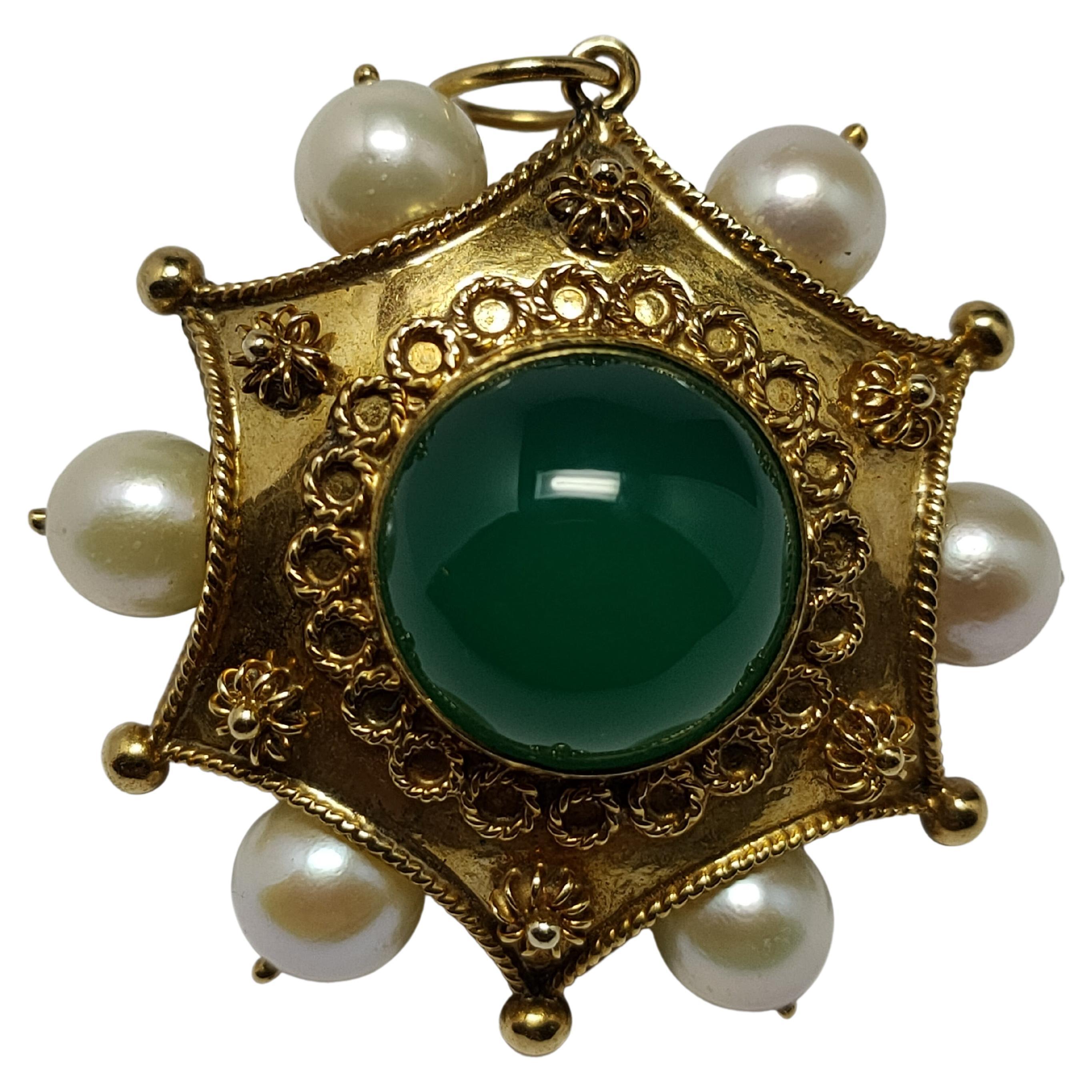 Vintage Etruscan Revival 1930s Big Pendant Agate and Pearl Yellow Gold 18 Karat For Sale 5