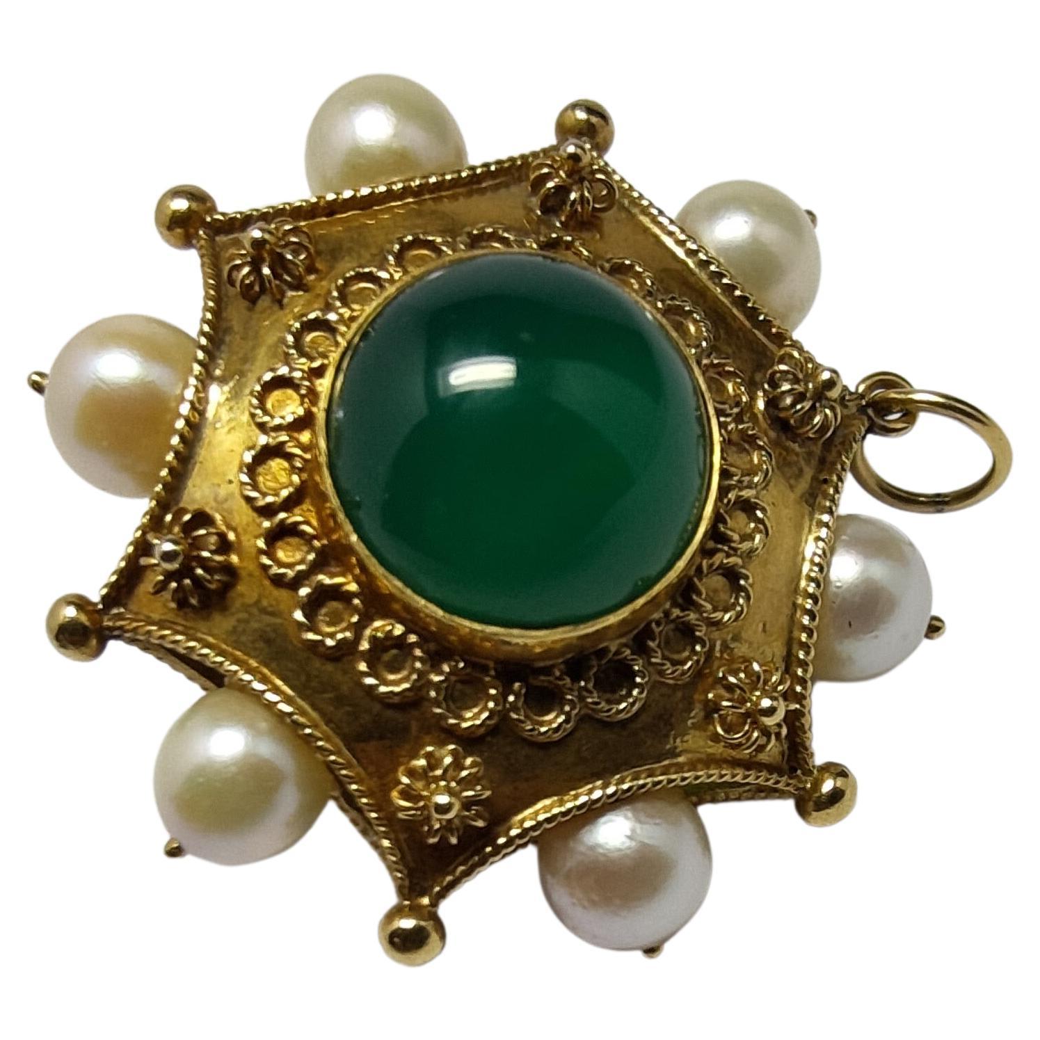 Vintage Etruscan Revival 1930s Big Pendant Agate and Pearl Yellow Gold 18 Karat For Sale 6