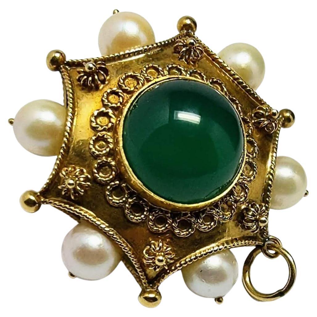 Vintage Etruscan Revival 1930s Big Pendant Agate and Pearl Yellow Gold 18 Karat For Sale 7