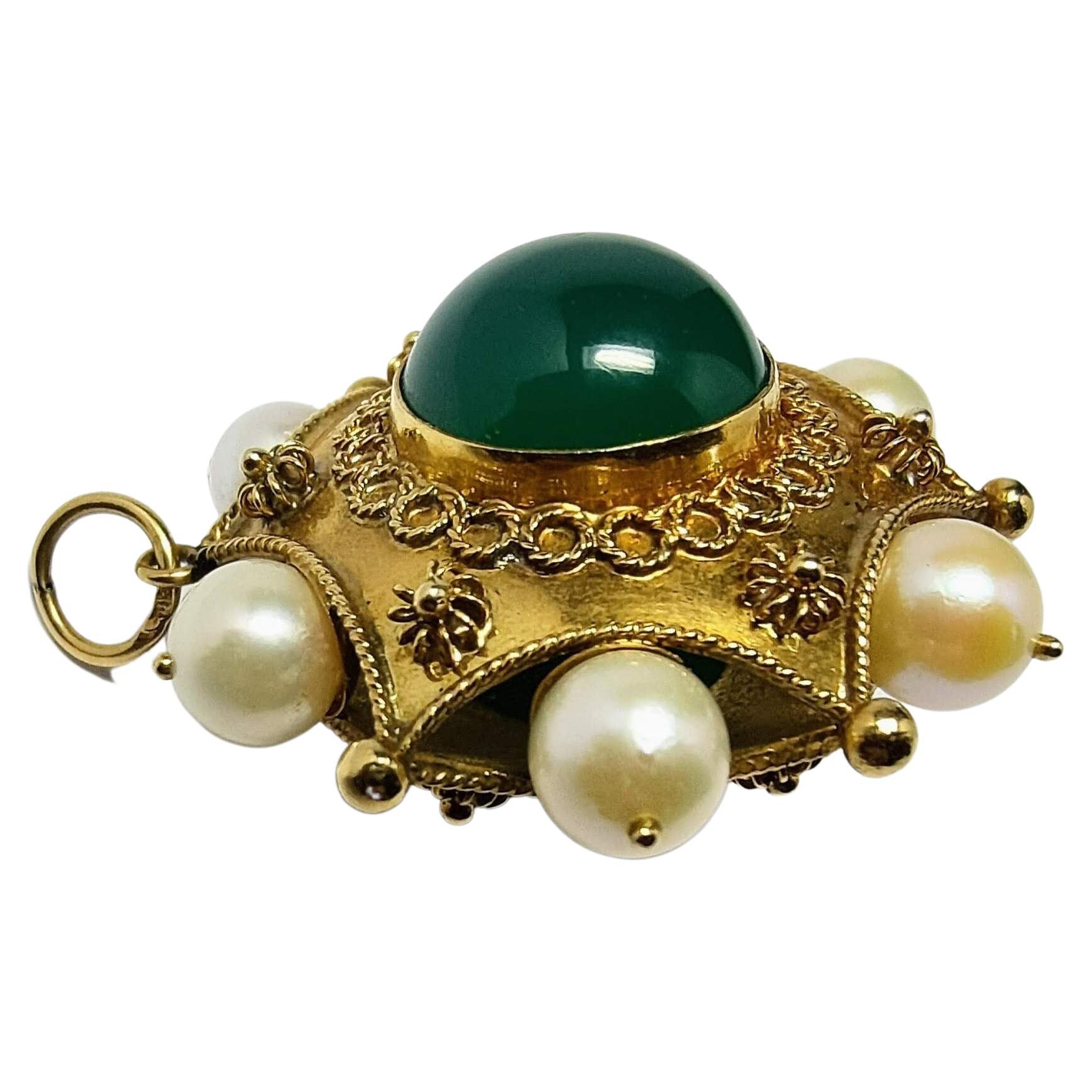 Vintage Etruscan Revival 1930s Big Pendant Agate and Pearl Yellow Gold 18 Karat For Sale 8