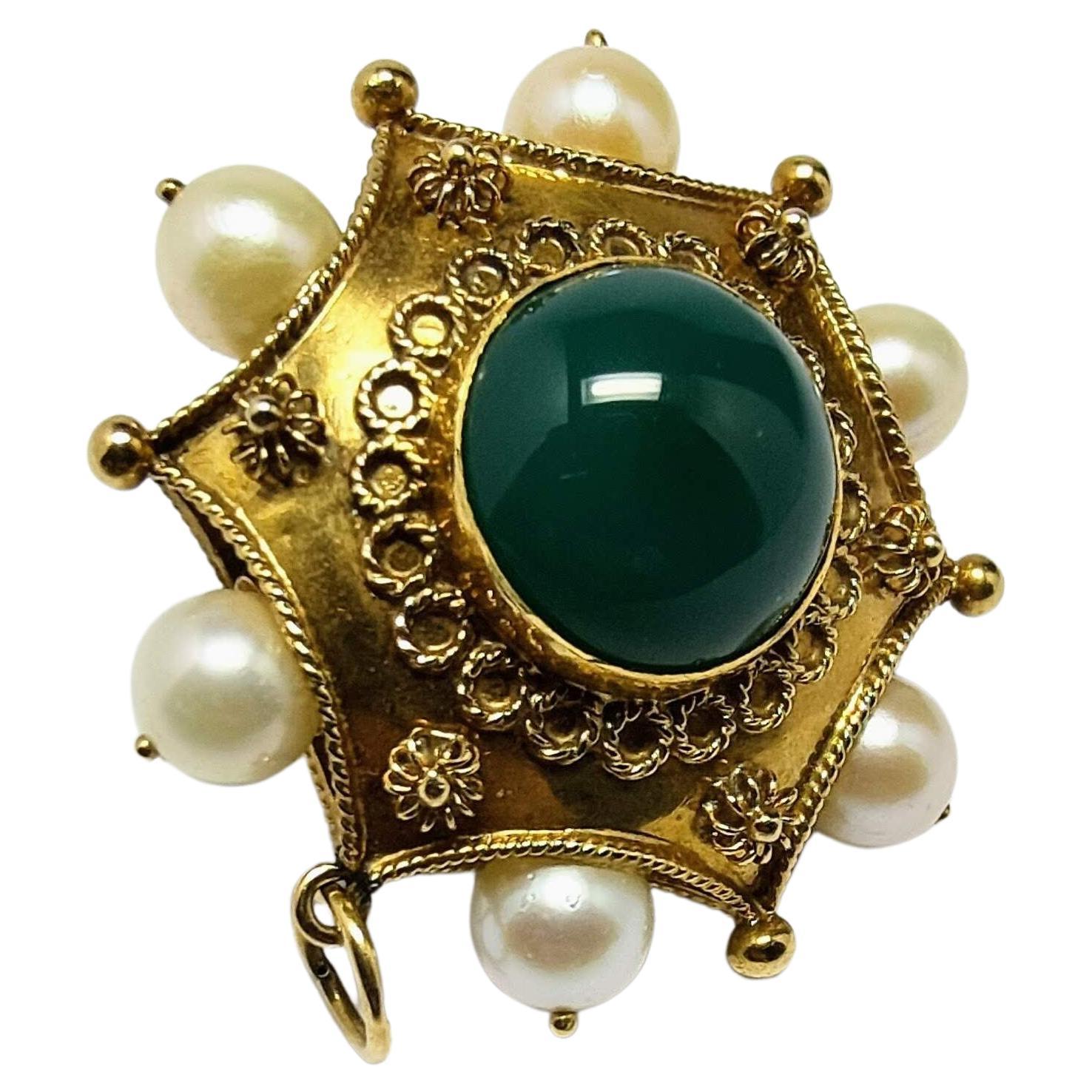 Vintage Etruscan Revival 1930s Big Pendant Agate and Pearl Yellow Gold 18 Karat For Sale 10