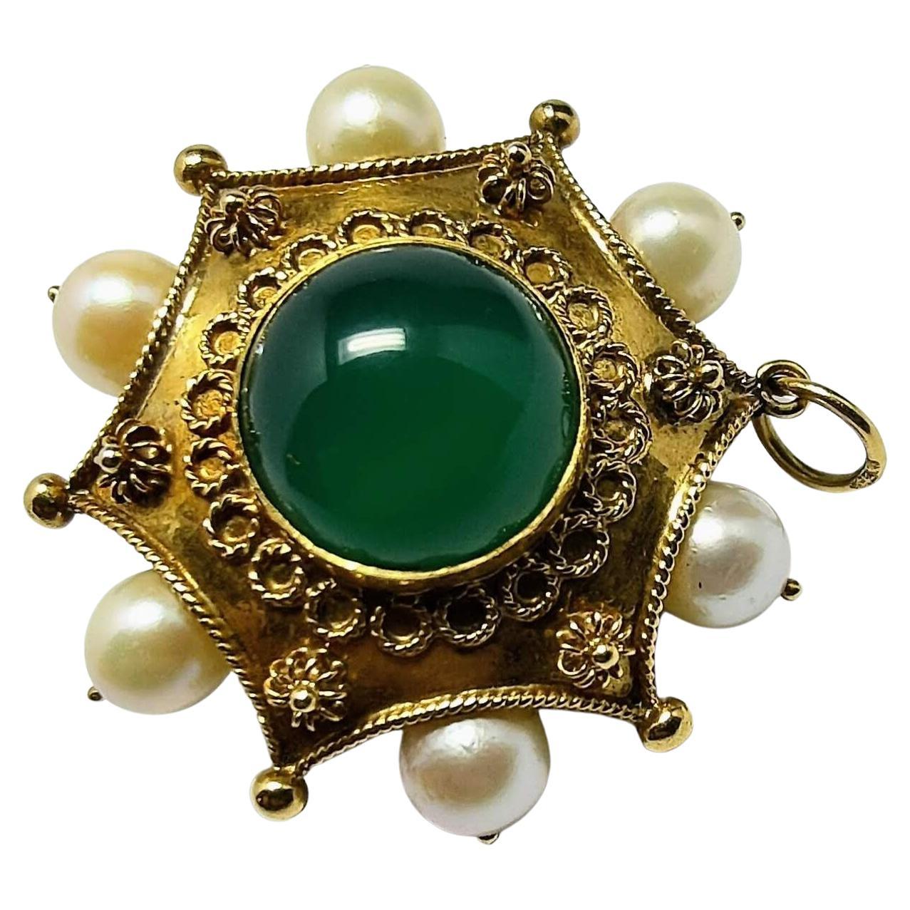 Vintage Etruscan Revival 1930s Big Pendant Agate and Pearl Yellow Gold 18 Karat For Sale 11