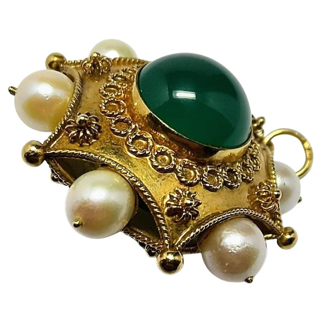 Great and big pendant of the 1930s Etruscan revival made in yellow gold 18 karats weight 13.46 grams with sizes of threads and spheres. Two round agates of 14 millimeters diameter cabochon cut and 6 pearl possibly natural of 6.30 to 6.80