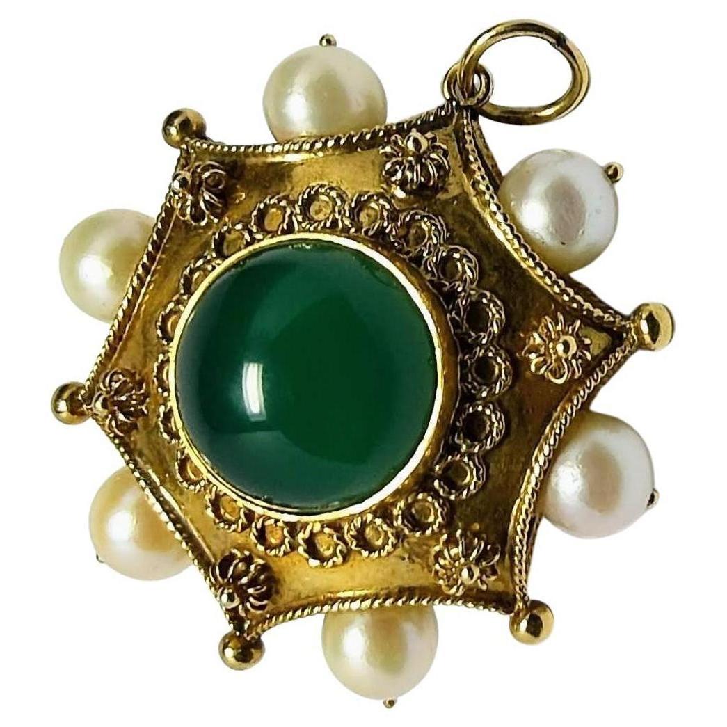 Cabochon Vintage Etruscan Revival 1930s Big Pendant Agate and Pearl Yellow Gold 18 Karat For Sale