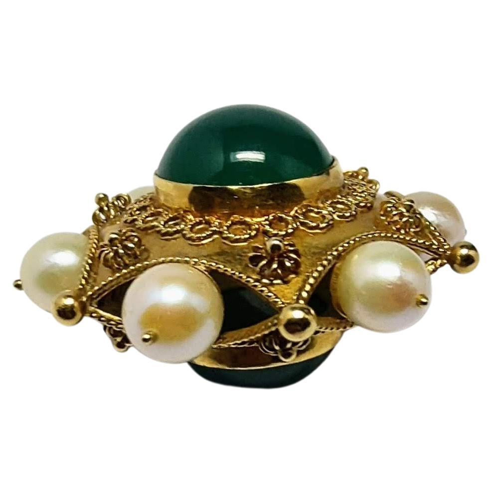 Vintage Etruscan Revival 1930s Big Pendant Agate and Pearl Yellow Gold 18 Karat For Sale 1