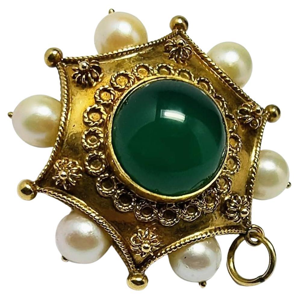 Vintage Etruscan Revival 1930s Big Pendant Agate and Pearl Yellow Gold 18 Karat For Sale 2