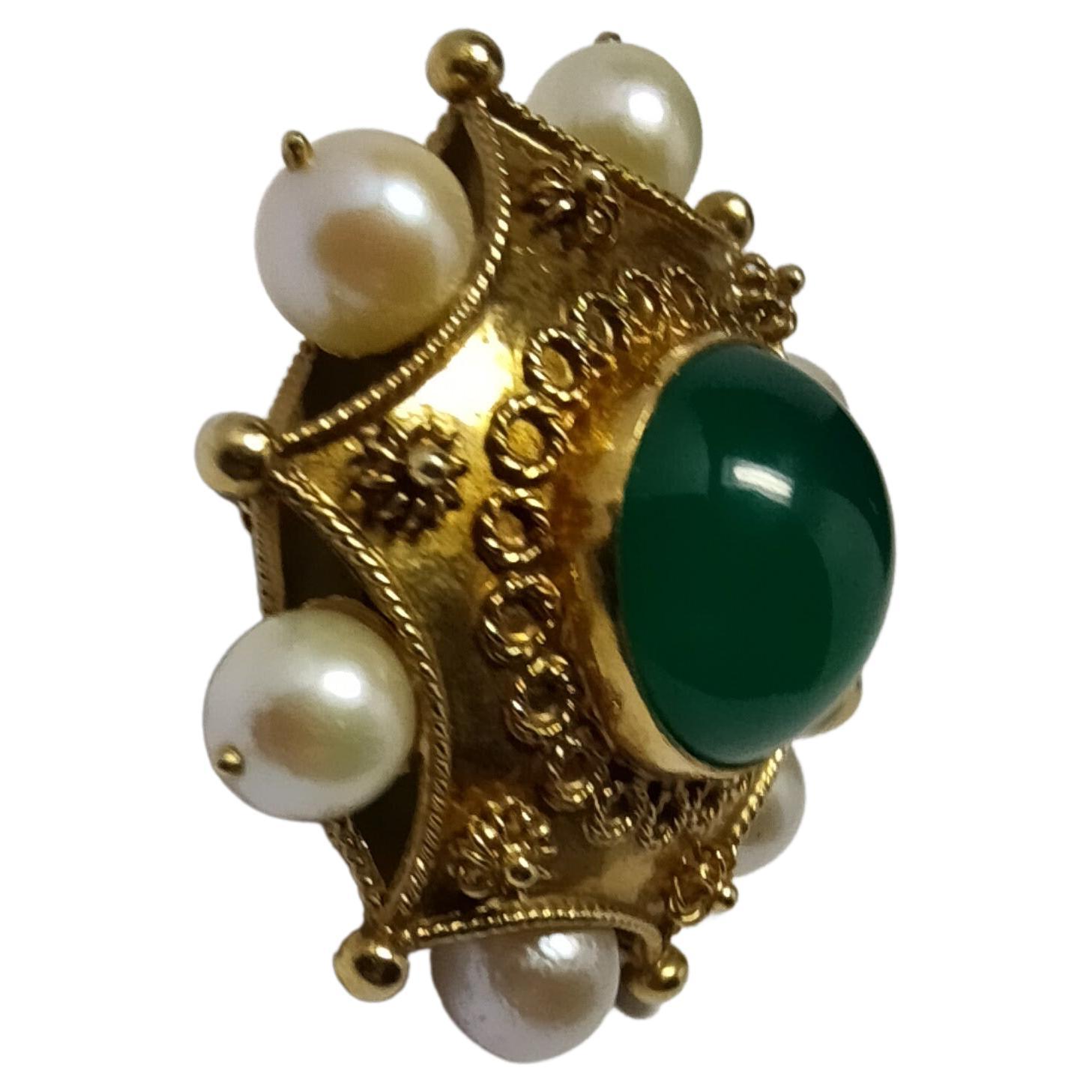 Vintage Etruscan Revival 1930s Big Pendant Agate and Pearl Yellow Gold 18 Karat For Sale 3