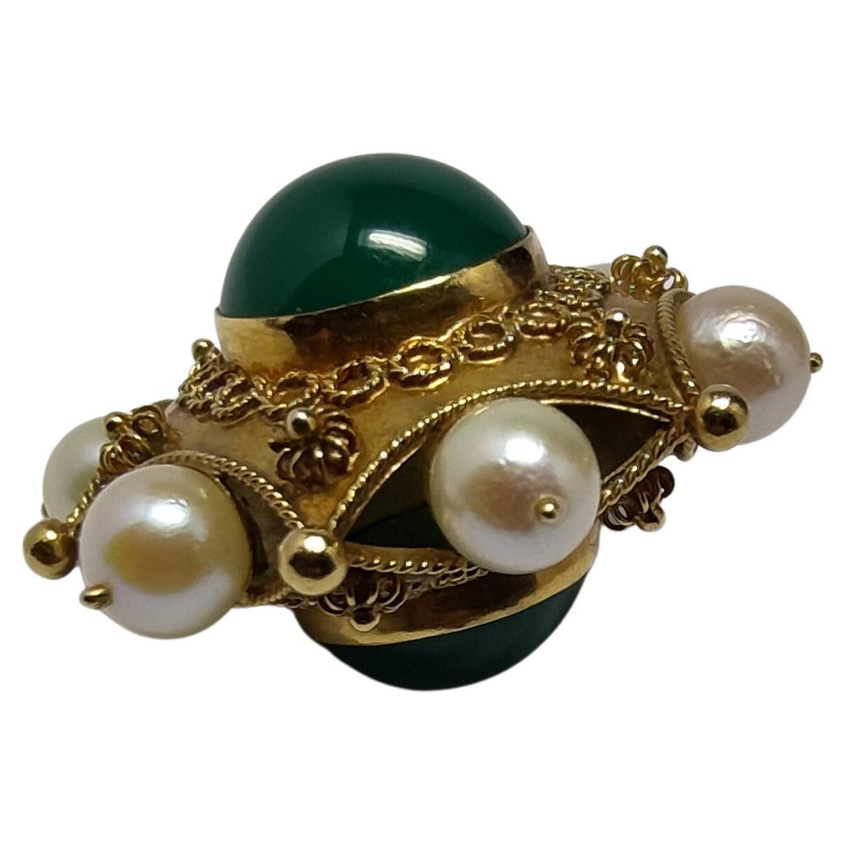 Vintage Etruscan Revival 1930s Big Pendant Agate and Pearl Yellow Gold 18 Karat For Sale 4