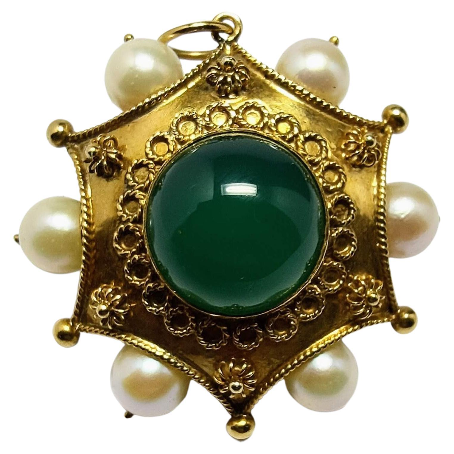 Vintage Etruscan Revival 1930s Big Pendant Agate and Pearl Yellow Gold 18 Karat For Sale