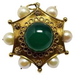Vintage Etruscan Revival 1930s Big Pendant Agate and Pearl Yellow Gold 18 Karat