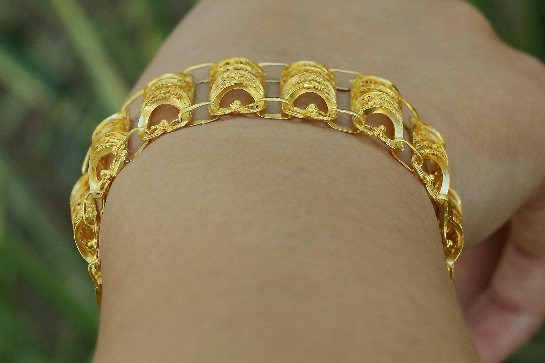 Etruscan Revival 22 Karat Gold Wide Filigree Link Bracelet In Excellent Condition For Sale In Santa Barbara, CA