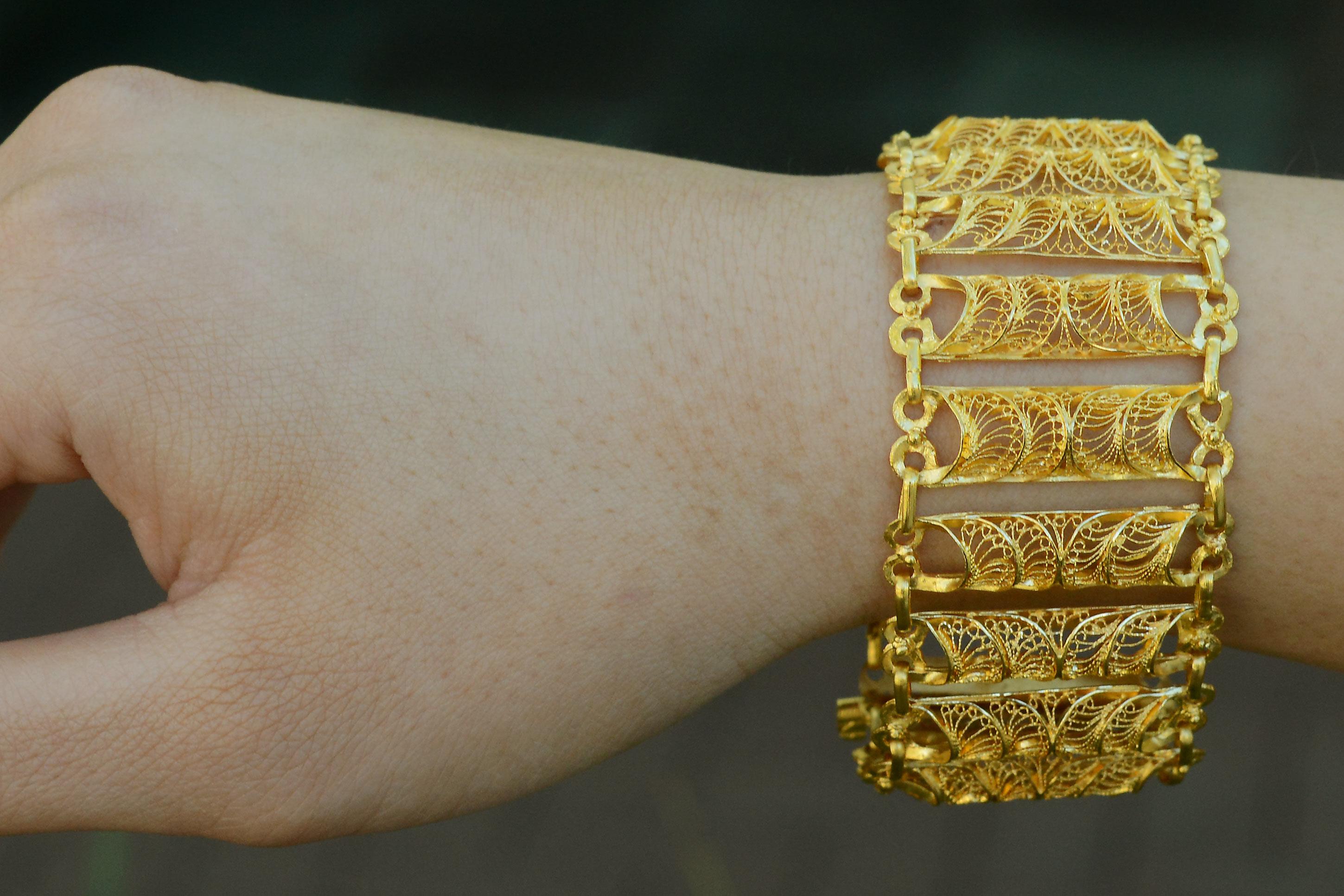 Women's or Men's Etruscan Revival 22 Karat Gold Wide Filigree Link Bracelet For Sale