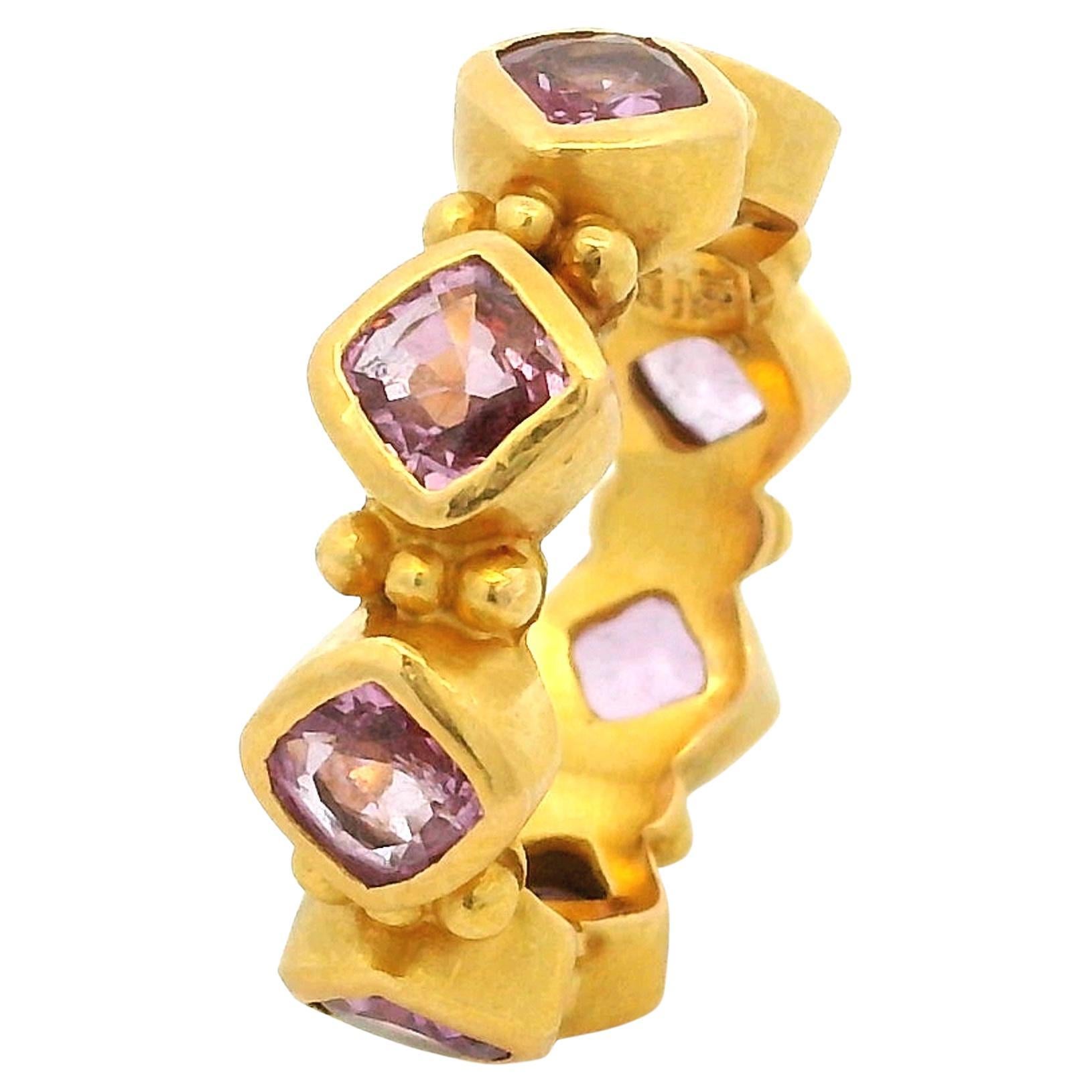 Una asombrosa banda de eternidad italiana hecha a mano en rico oro amarillo de 22 quilates, diseñada según el espíritu del antiguo arte etrusco. Este anillo bellamente detallado presenta aproximadamente 2,5 quilates de vibrantes turmalinas rosas,