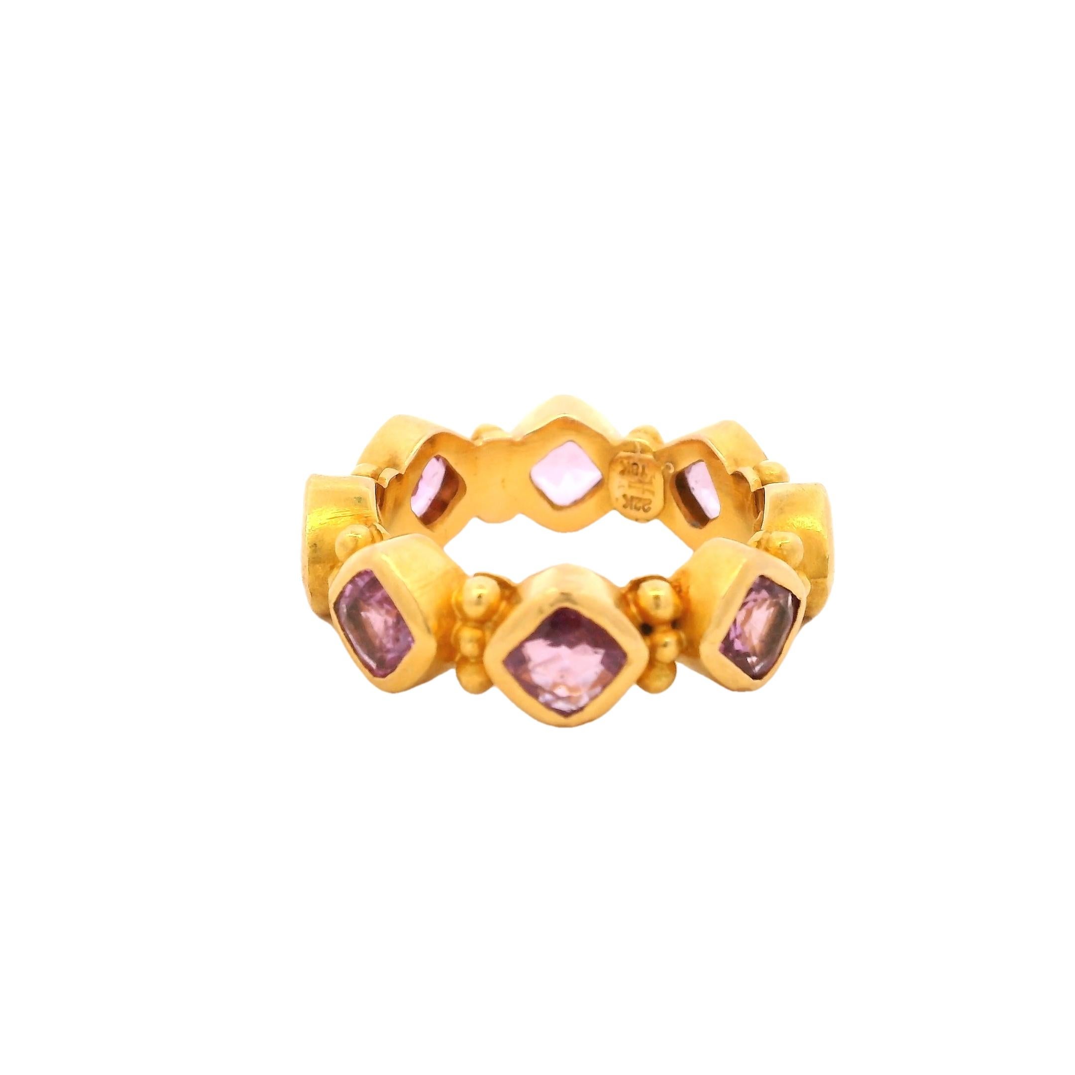 Contemporaneo Anello Etruscan Revival a fascia per l'eternità in oro giallo 22 carati con tormalina rosa, italiano in vendita