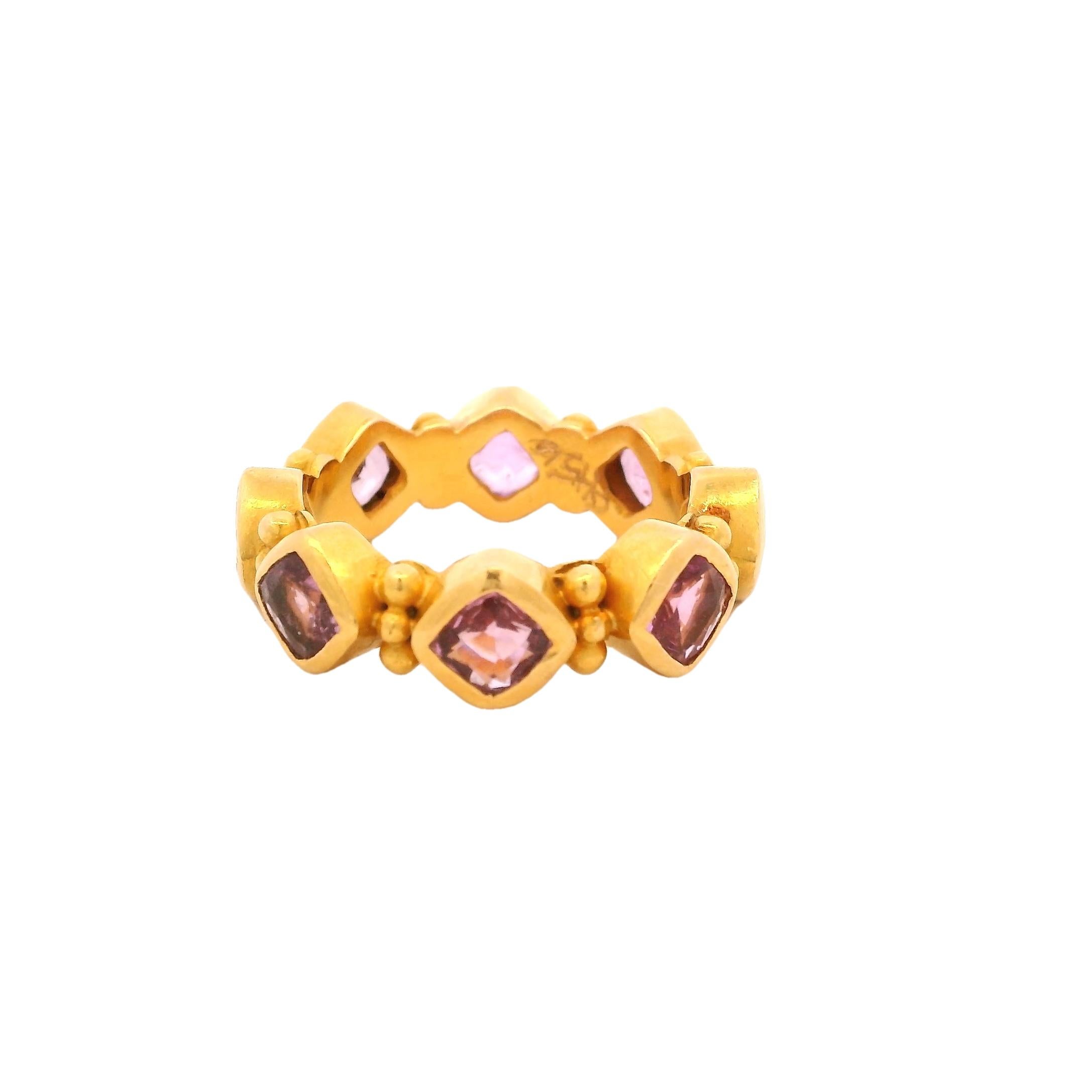 Anello Etruscan Revival a fascia per l'eternità in oro giallo 22 carati con tormalina rosa, italiano In condizioni ottime in vendita a Miami, FL