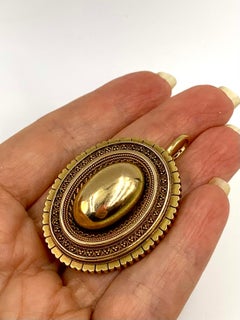 Ciondolo ovale antico in oro giallo 14 carati con medaglione etrusco Revival