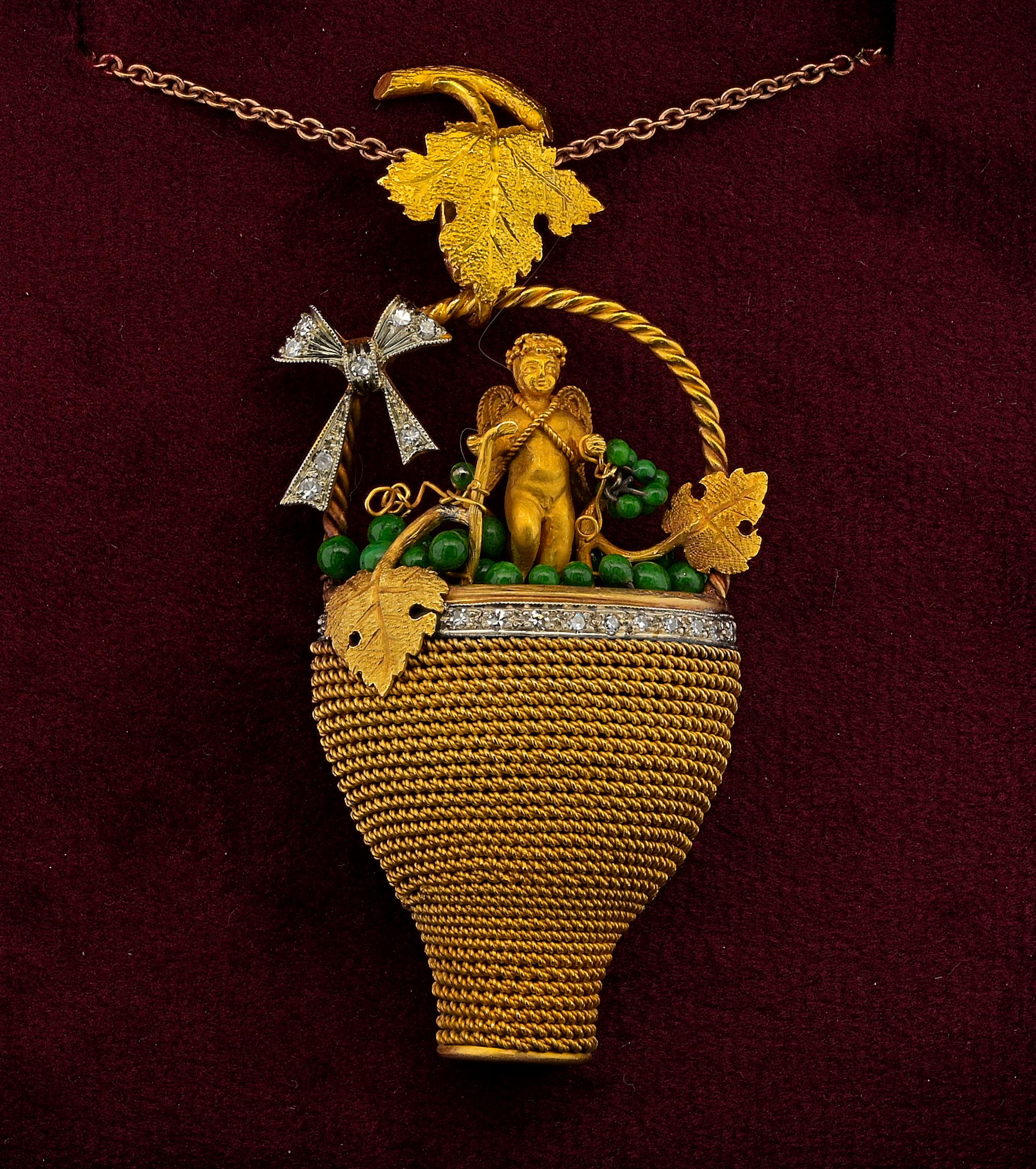 Miti e leggende
Un imponente e unico ciondolo in oro 18 KT scolpito in stile Etruscan Revival dell'inizio del XX secolo.
Un'opera d'arte italiana realizzata completamente a mano da un grande orafo del passato.
Allegoria di Bacco o Dioniso nella