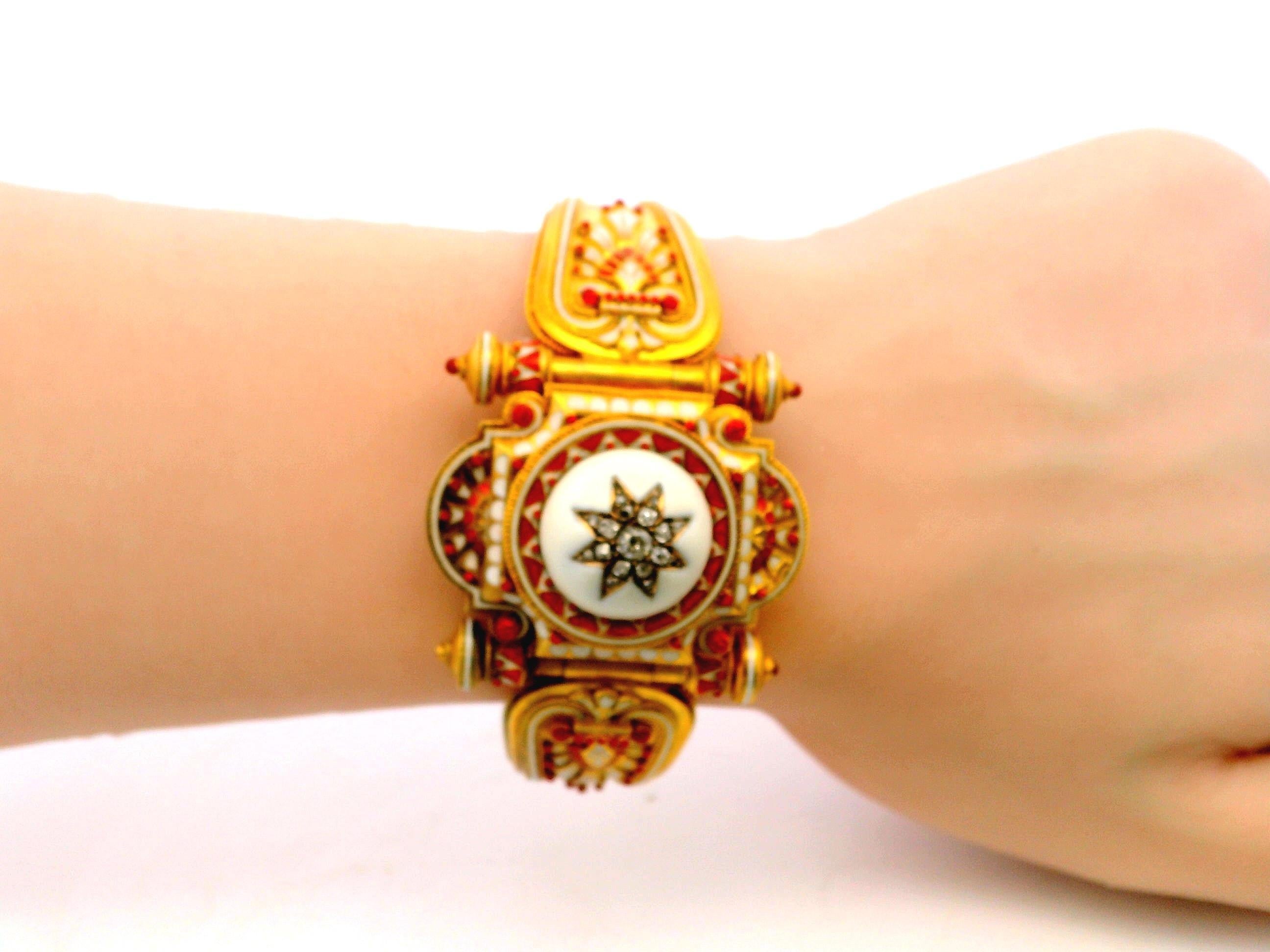 Ce bracelet exquis date de 1880.

Fabriqué dans le style néo-étrusque, il présente un travail d'orfèvrerie complexe et des accents d'émail détaillés. La pièce centrale présente un motif étoilé sur fond blanc, orné de délicats embellissements.

Une