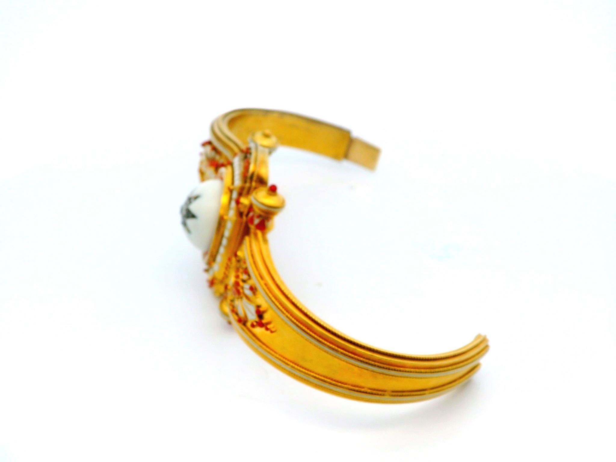 Centre de diamant taillé en rose en émail coral/iv de style néo-étrusque Pour femmes en vente