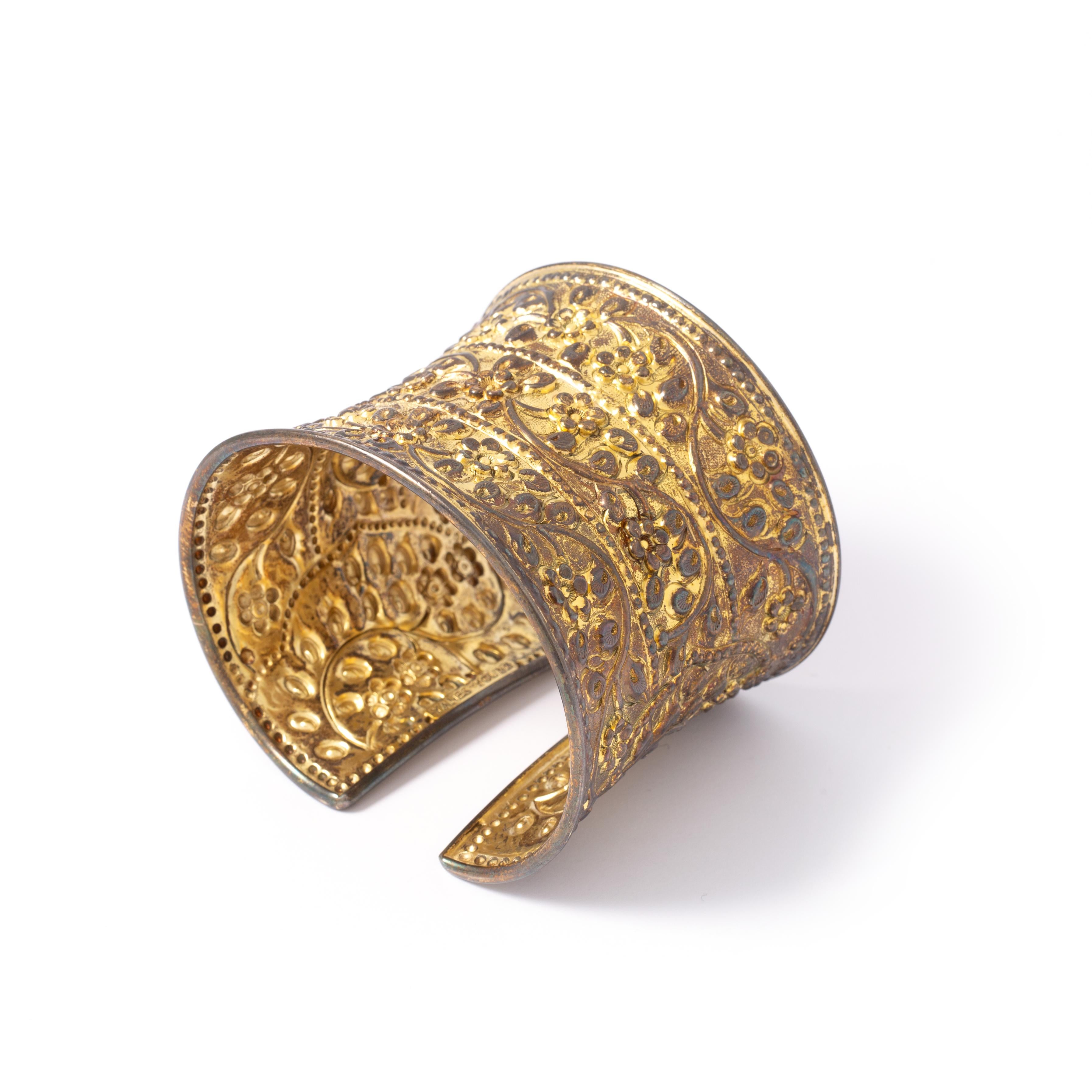 Etruscan Revival Cuff.
Inner circumference: Approximately 19.62 centimeters.

Total weight: 72.99 grams.
Width: 5.30 centimeters.