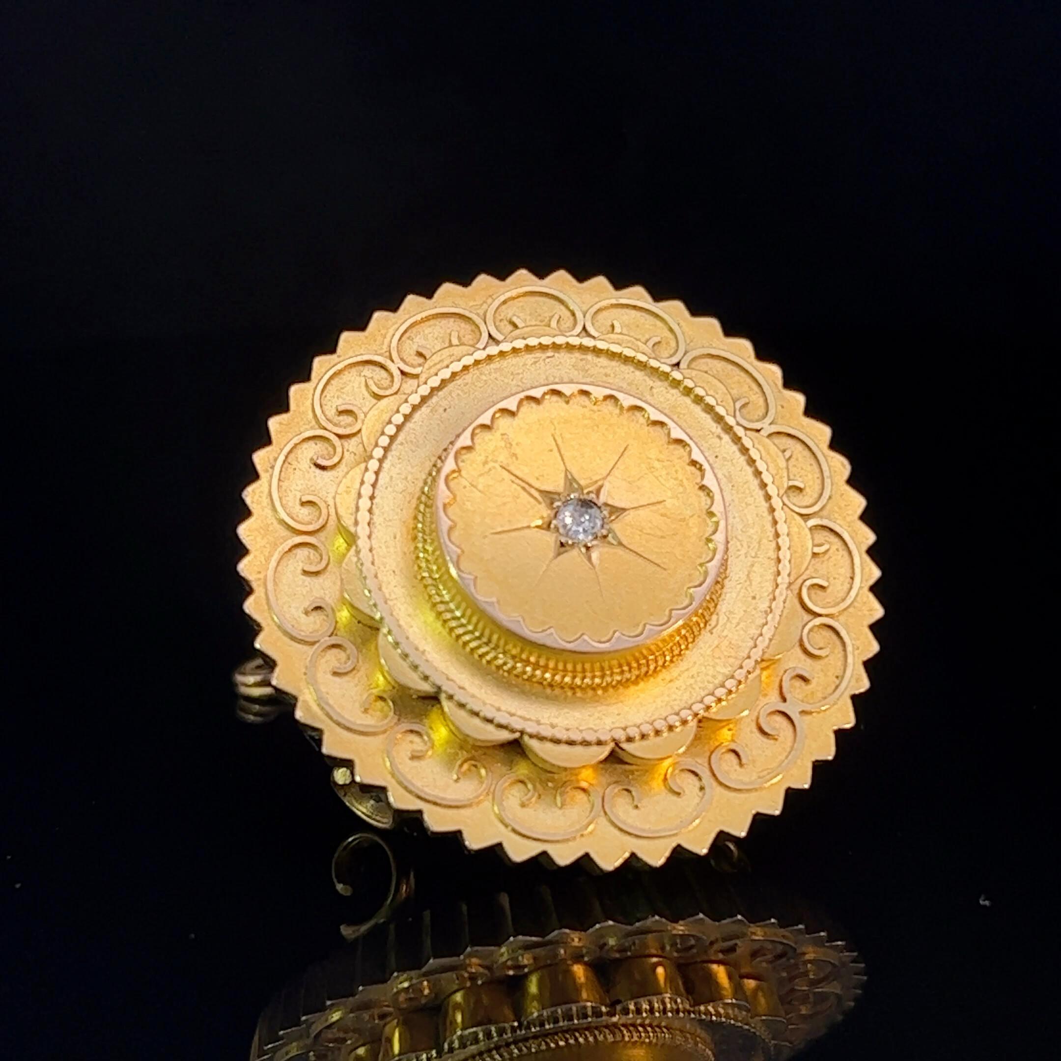 Medaillonbrosche im etruskischen Revival-Stil mit Diamantenbesatz, um 1880 (Alteuropäischer Brillantschliff) im Angebot