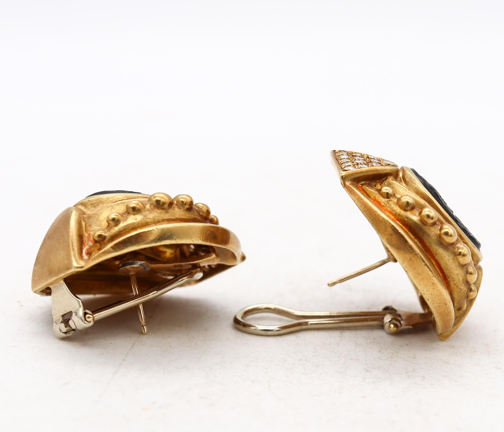 Ohrringe im etruskischen Stil aus 18 Karat Gold mit 9,78 Karat Diamanten und geschnitztem Onyx (Gemischter Schliff) im Angebot